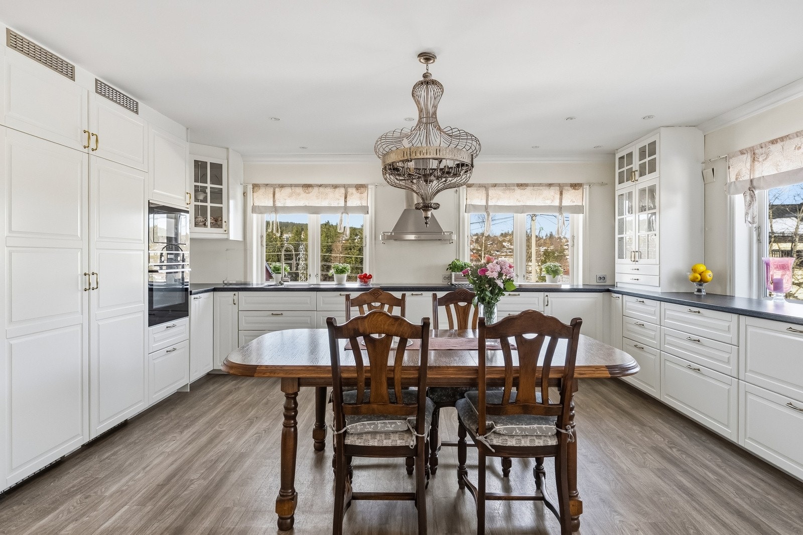 Kjøkkenet er godt utnyttet med gode arbeidsflater og oppbevaringsmuligheter. Galleribilde