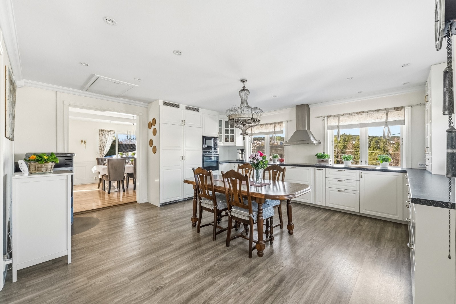 Kjøkkenet er i et eget stort rom for seg selv. Kjøkkenet har en praktisk og moderne innredning fra 2015. Galleribilde