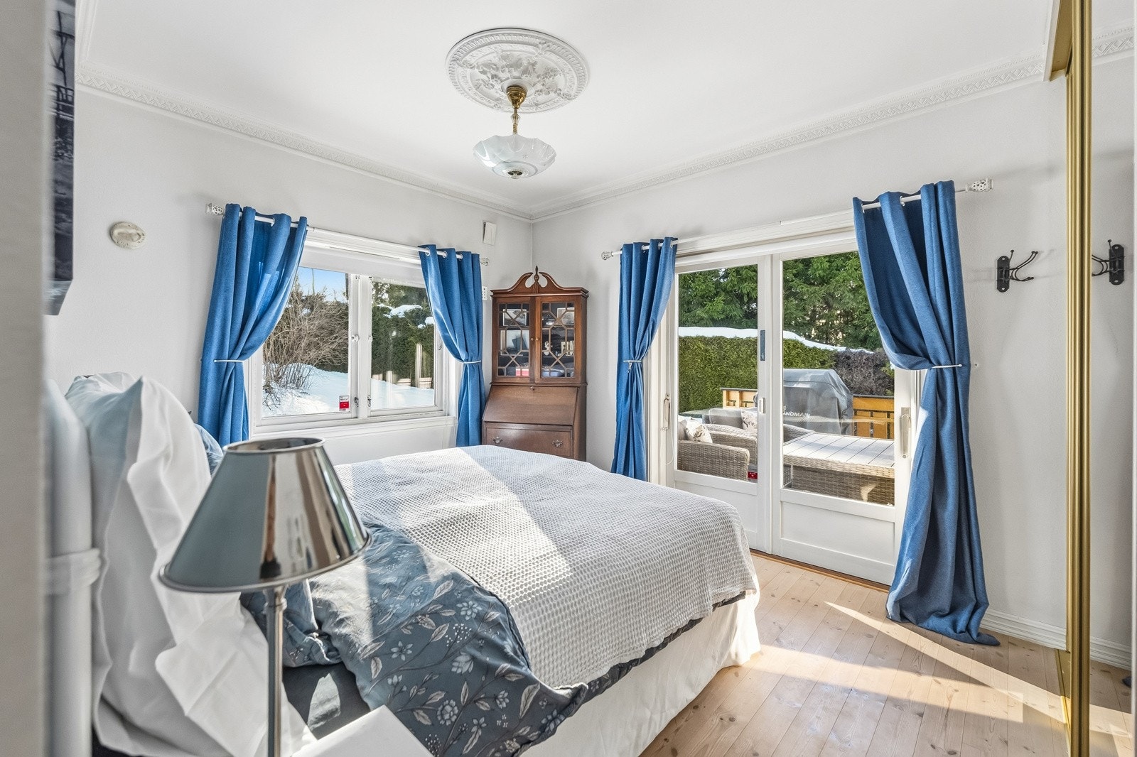 Hovedsoverommet er et fredfullt tilfluktssted med god plass til dobbeltseng, nattbord og garderobeløsning. Galleribilde