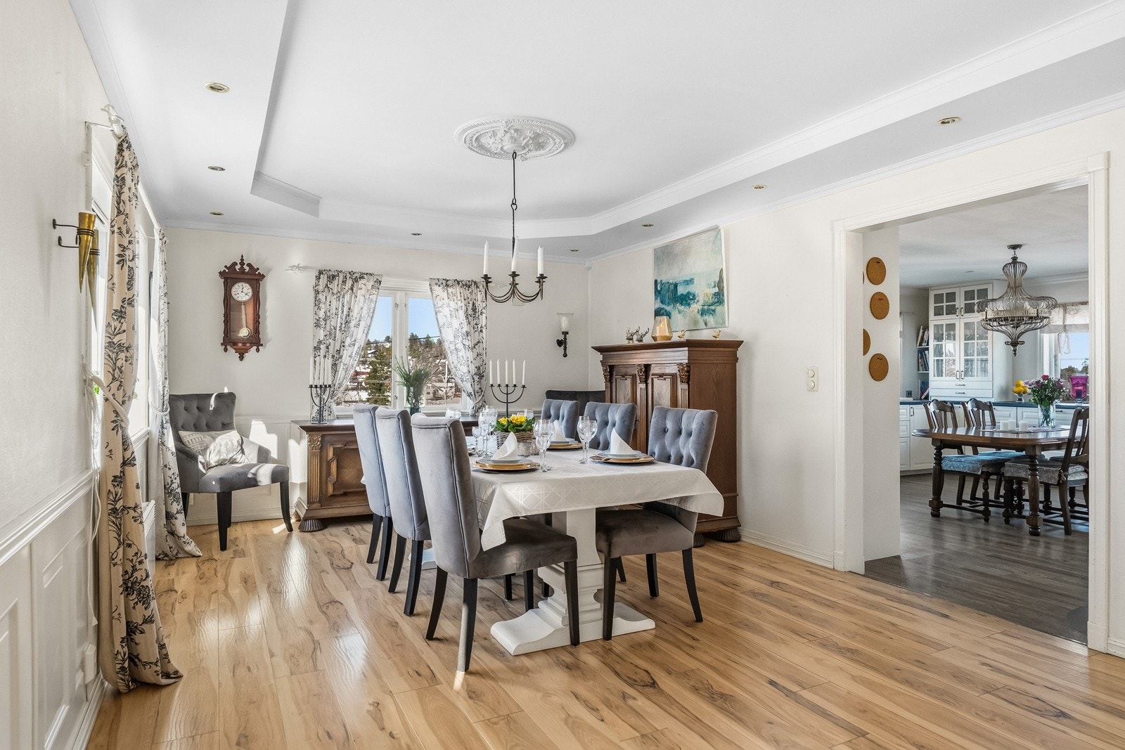 Det er rikelig med plass for gjester ved middagsbesøk. Galleribilde