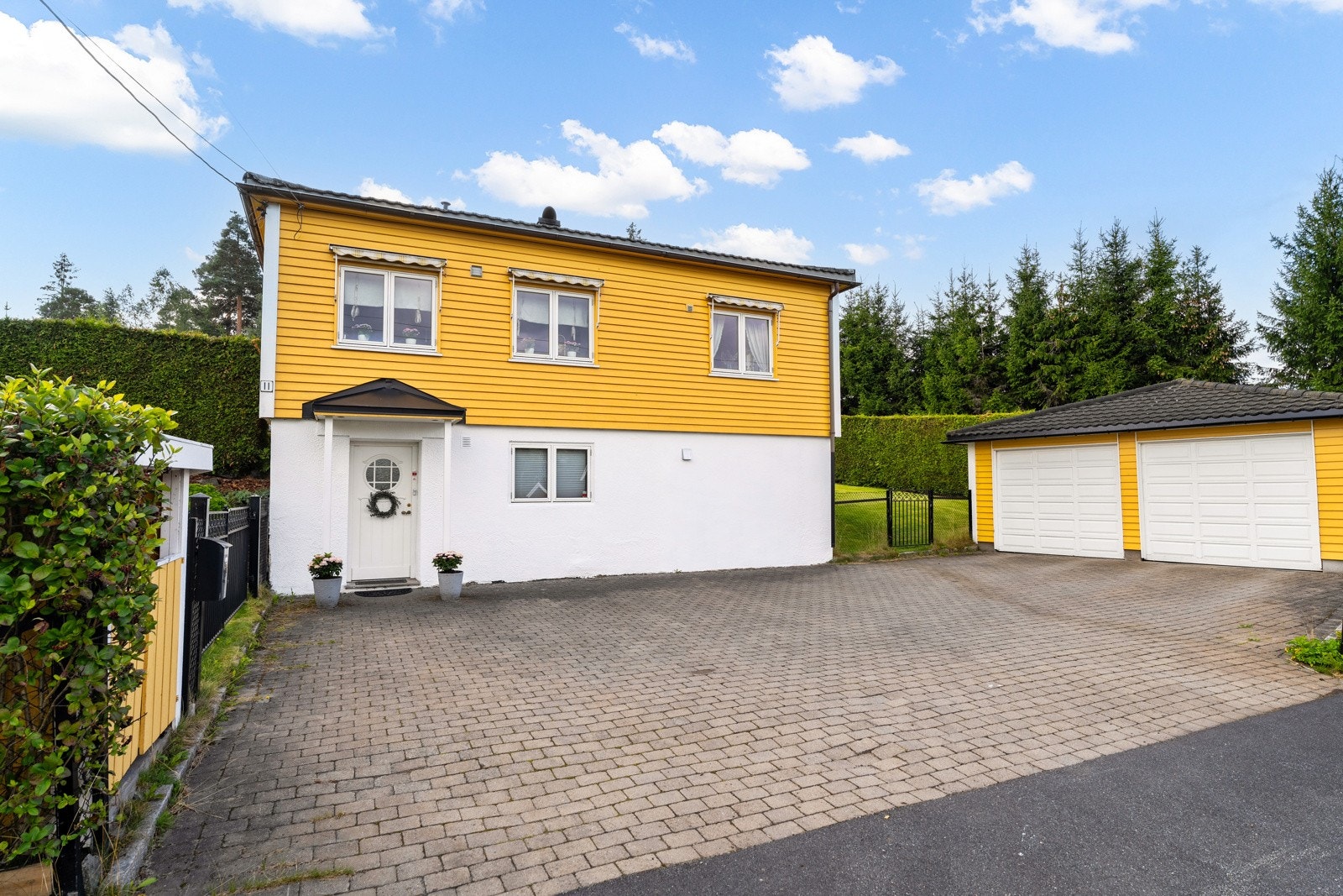 Boligen har stor gårdsplass med beleggningstein og dobbelgarasje på 50kvm. Galleribilde