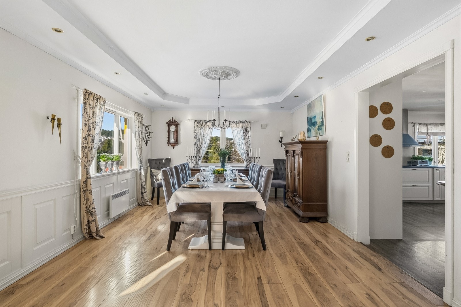 Stuen er lys og romslig med gode møbleringsmuligheter. Galleribilde