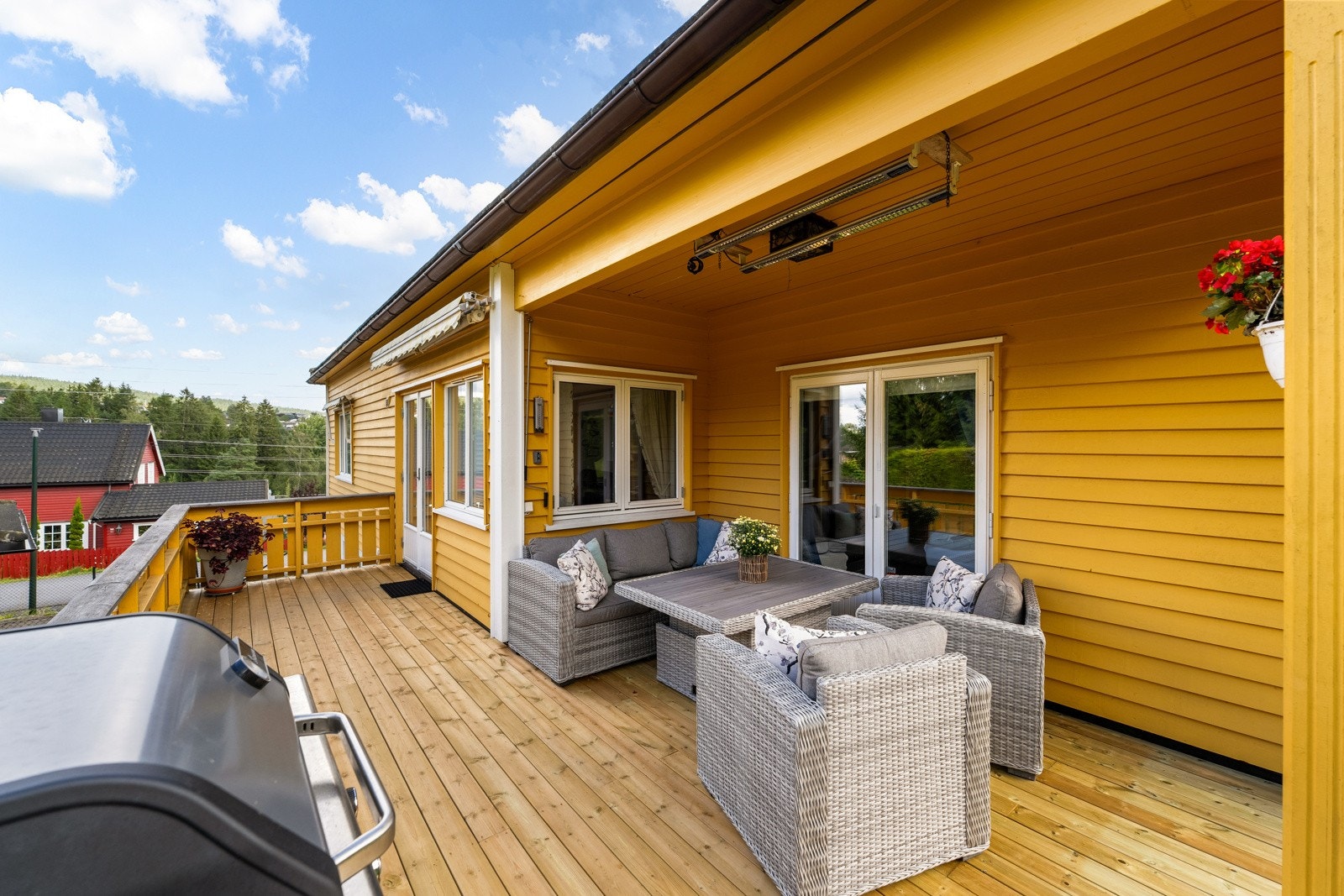 boligen en terrasse mot sør med konstruksjoner og overflater i treverk. Her er det god plass til diverse utemøblement, alt etter eget ønske. Galleribilde