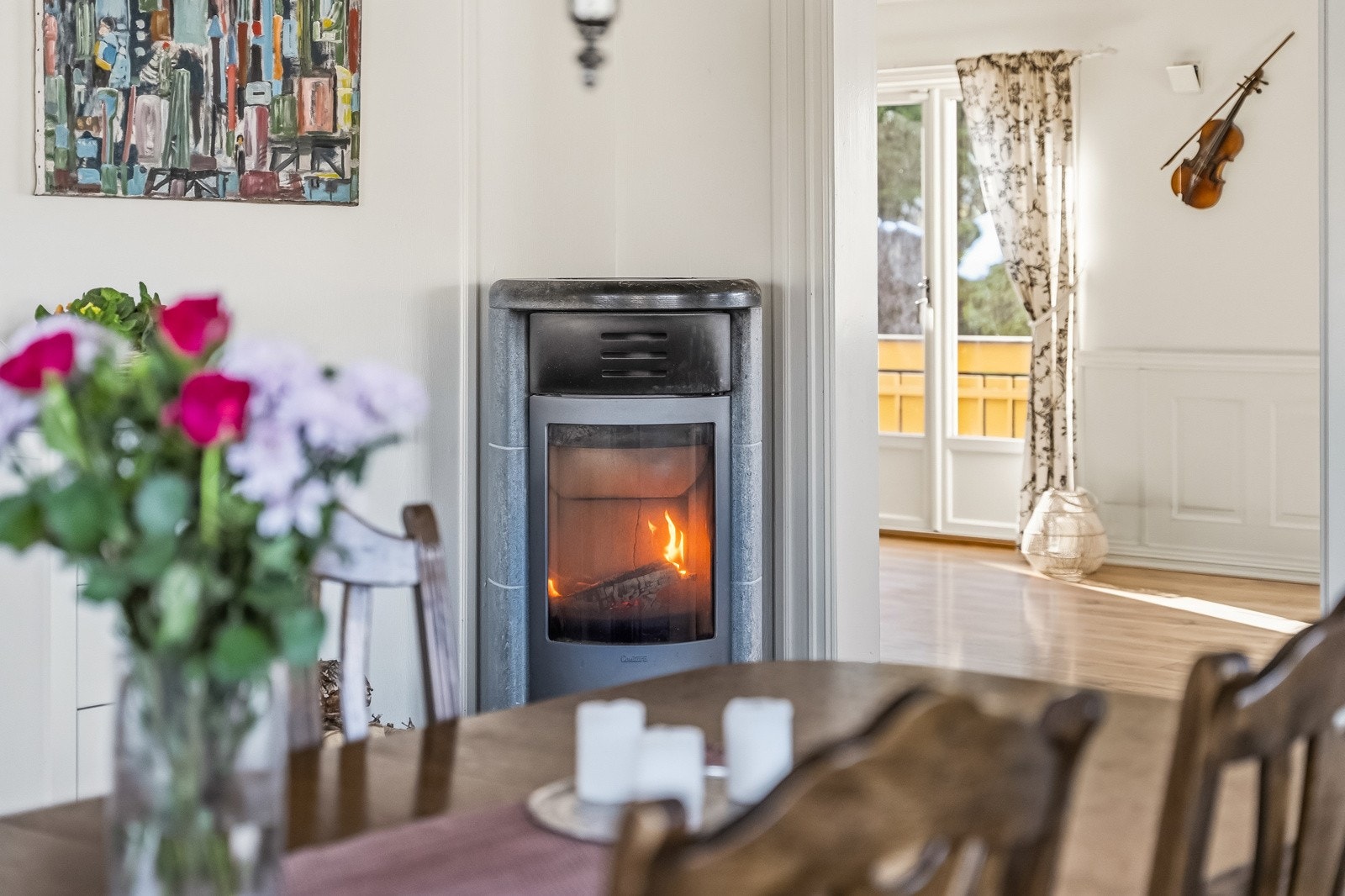 I tillegg er det en peis i samme rom som kjøkkenet. Galleribilde