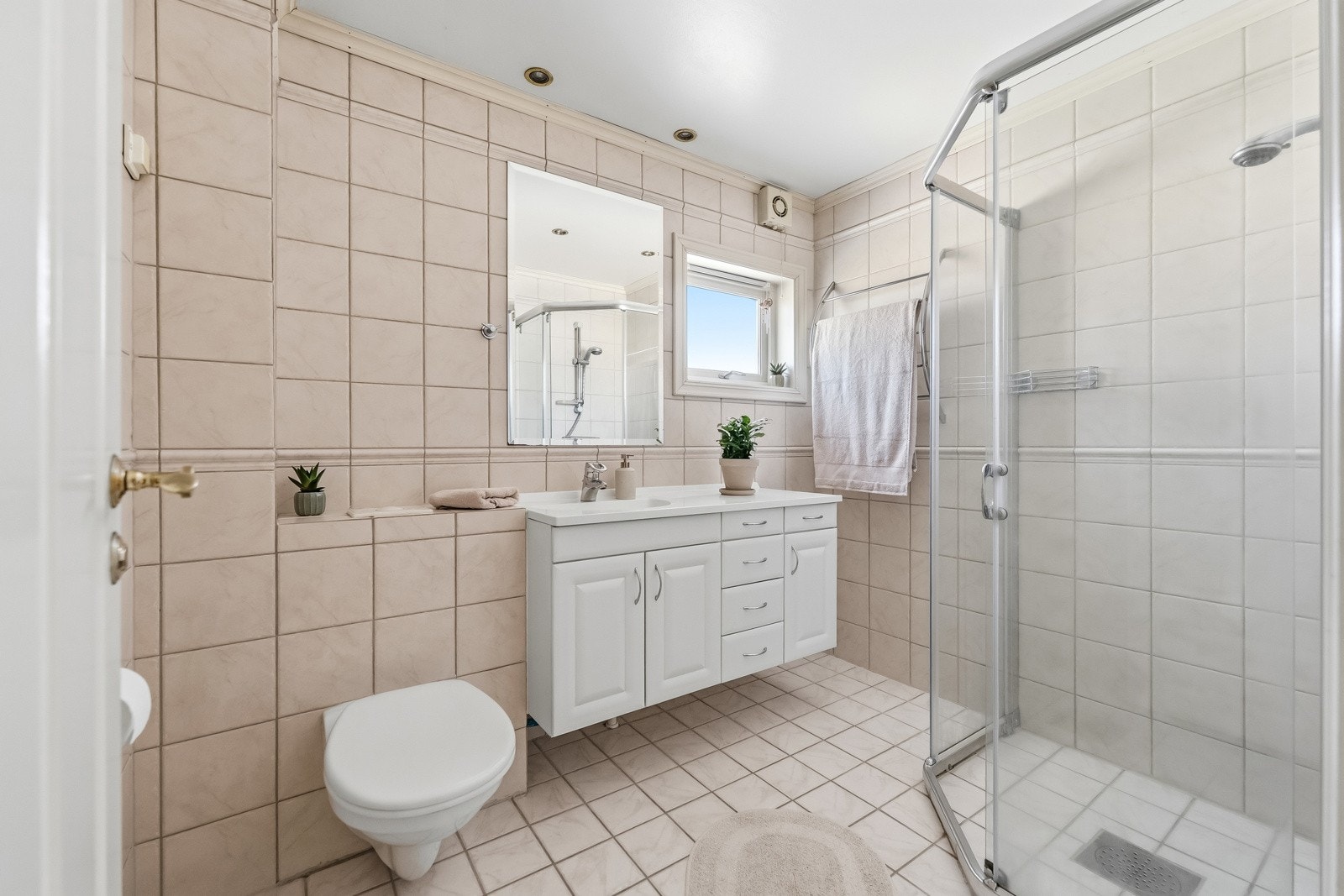 Bad - 1. etasje er innredet med servantinnredning, vegghengt toalett og dusjløsning. Galleribilde