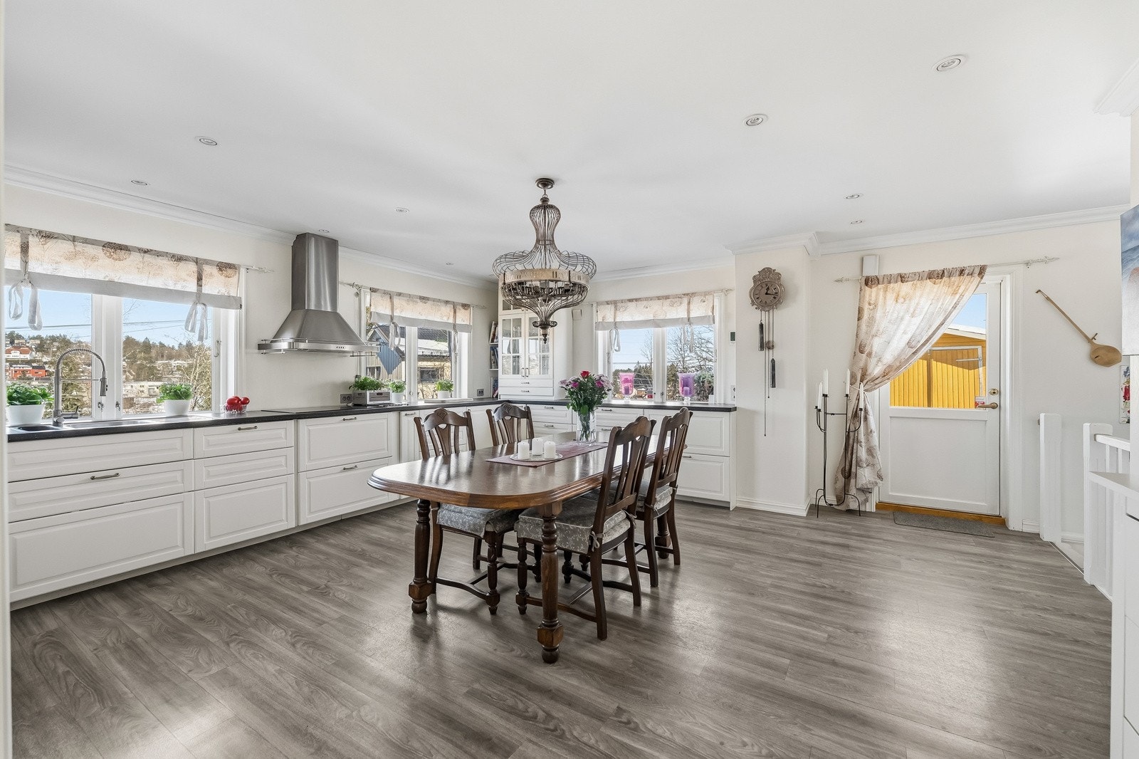 Det er også plass til montering av kjøkkenøy. Galleribilde