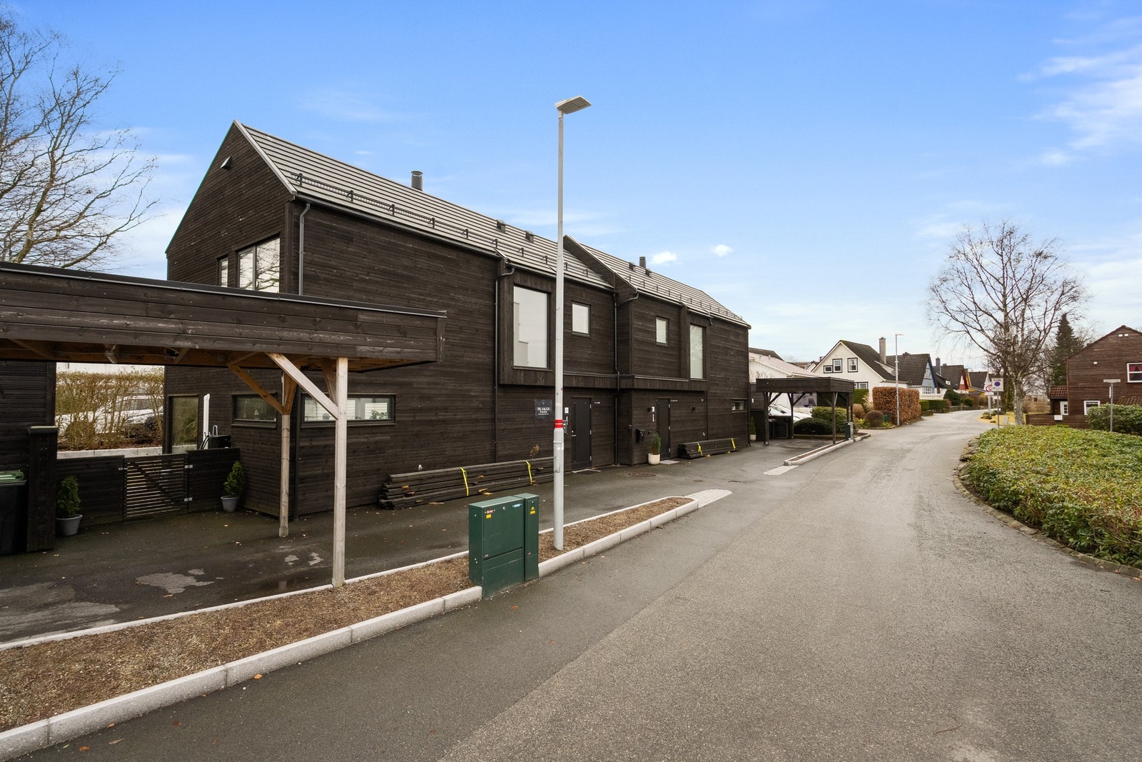 Boligen har en attraktiv beliggenhet på Tjensvoll, med nærhet til alt man skulle trenge i hverdagen. Galleribilde