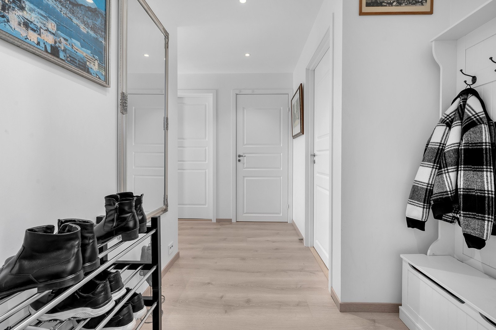 Gang med god plass til ytterklær og sko Galleribilde