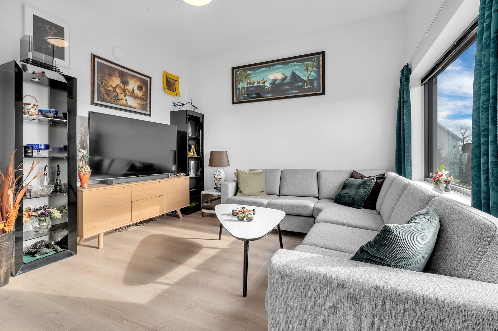 Moderne med hvitmalte vegger og himling Galleribilde