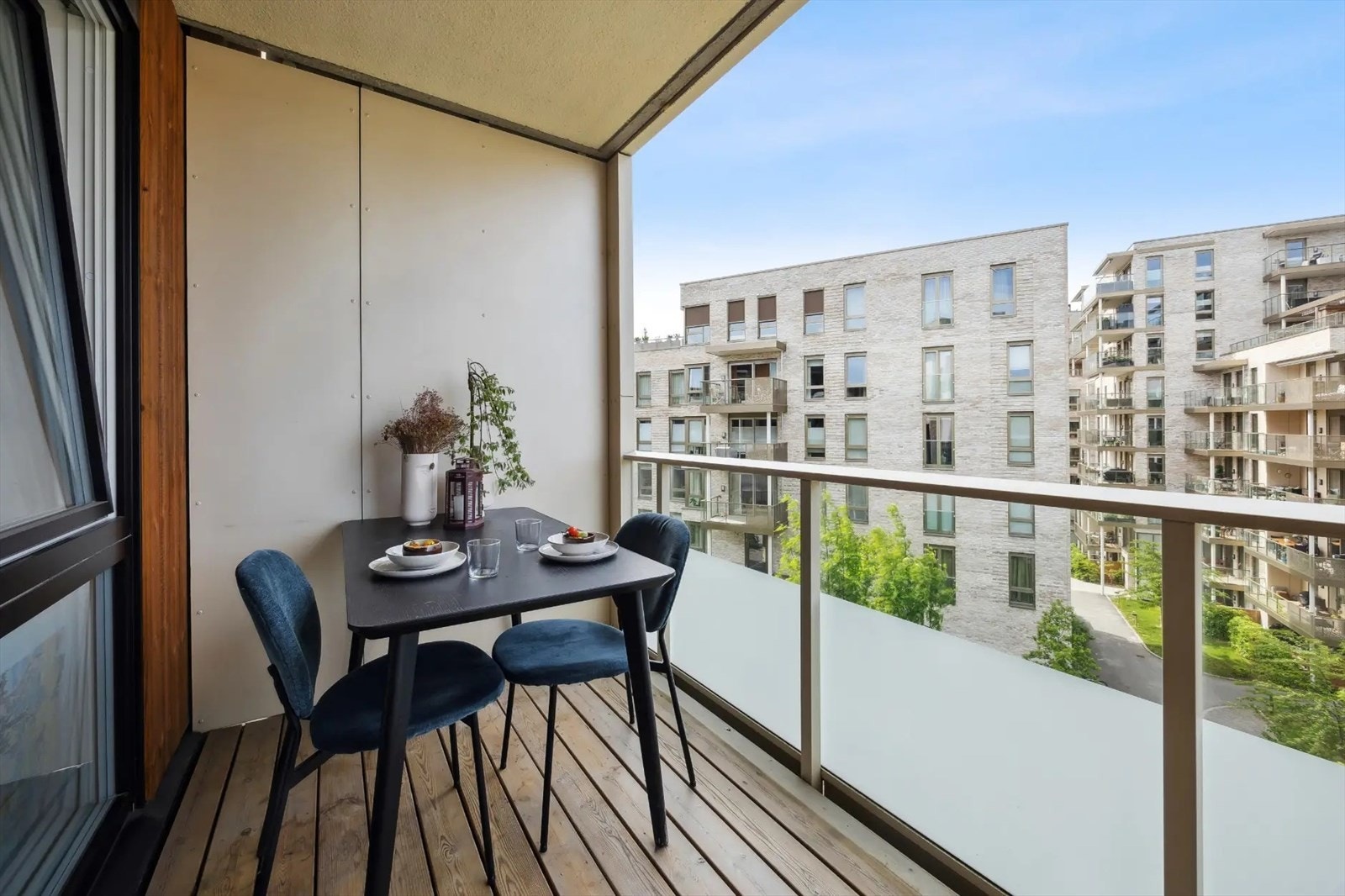 Romslig, solrik og lun og sydvestvendt balkong på ca. 10 m² Galleribilde