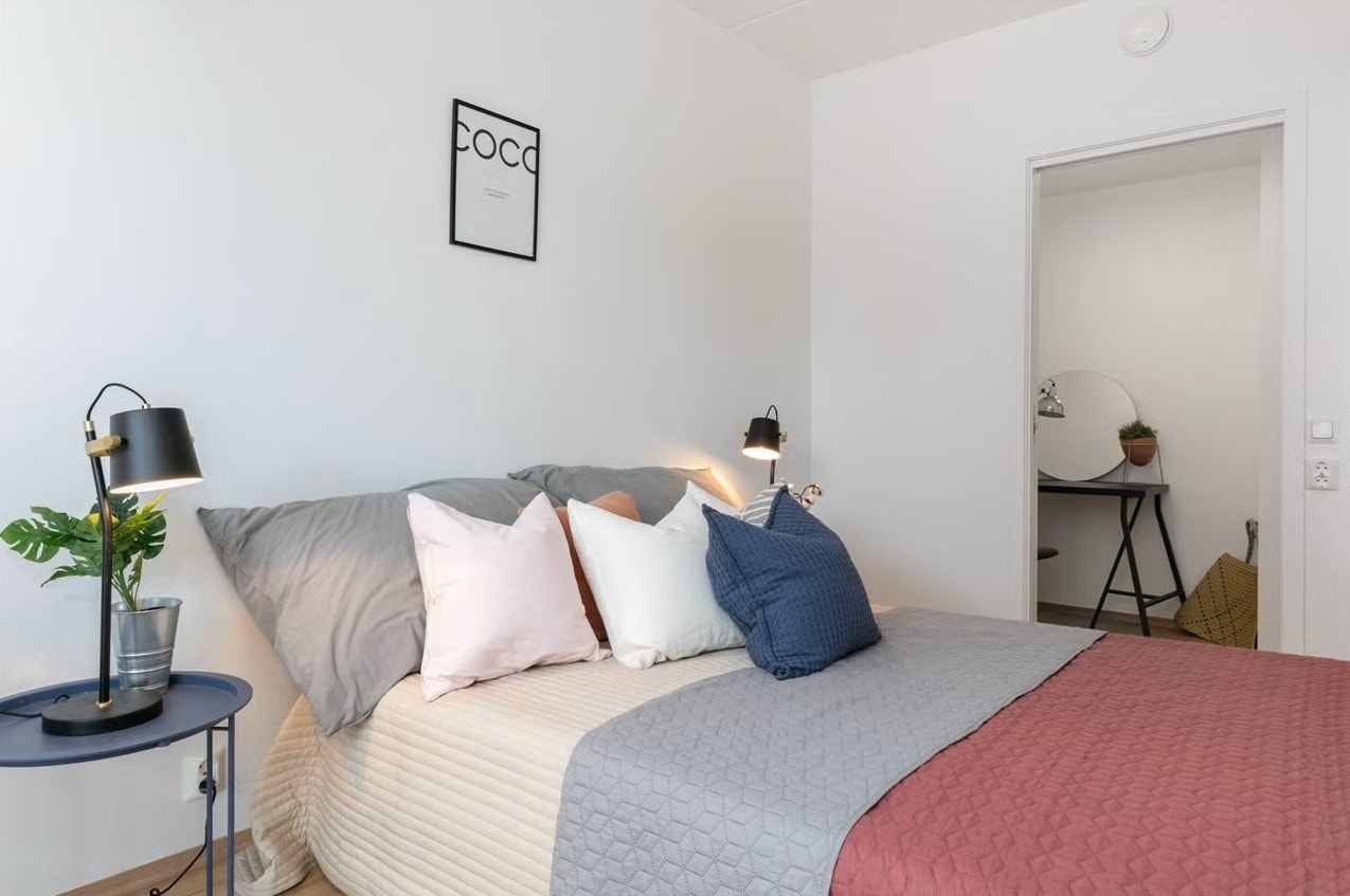 Romslig soverom i tilknytning til bod/mulighet for walk-in closet. Galleribilde