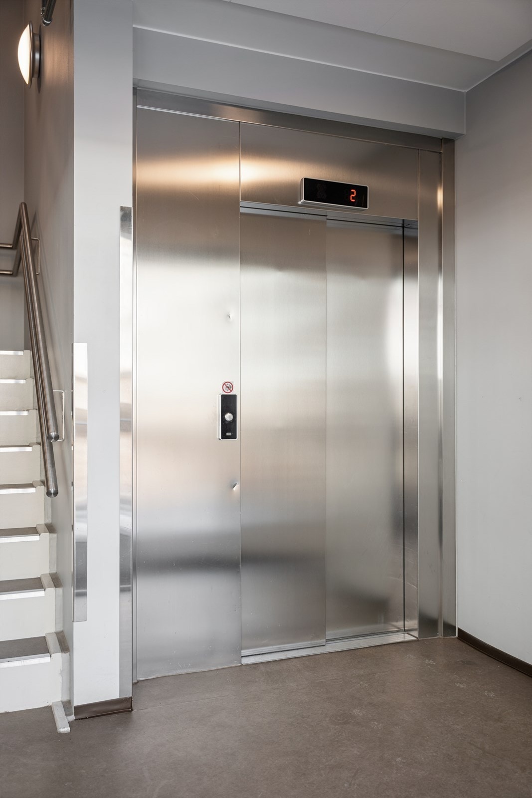 Bygget utstyrt med heis. Her er det mulighet for tørrskodd handel på Meny som ligger i samme bygg. Galleribilde