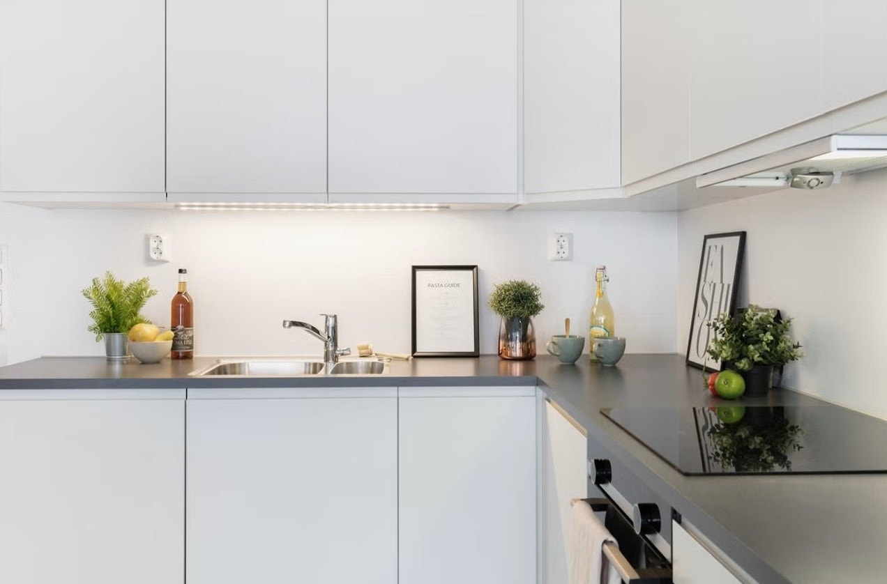 Rikelig med skap- og benkplass. Galleribilde