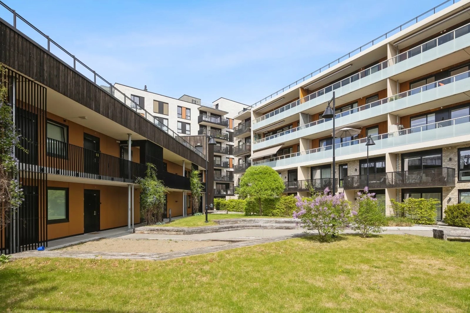 Frodig bakgård. Galleribilde