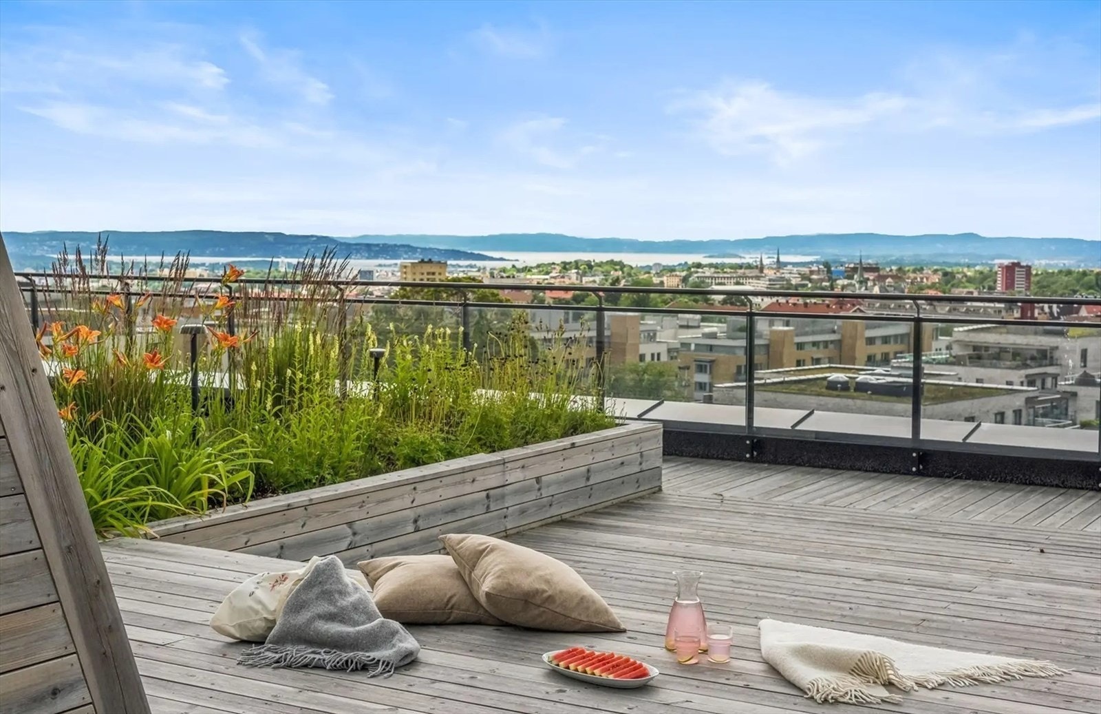 Felles takterrasse med praktfull utsikt. Galleribilde