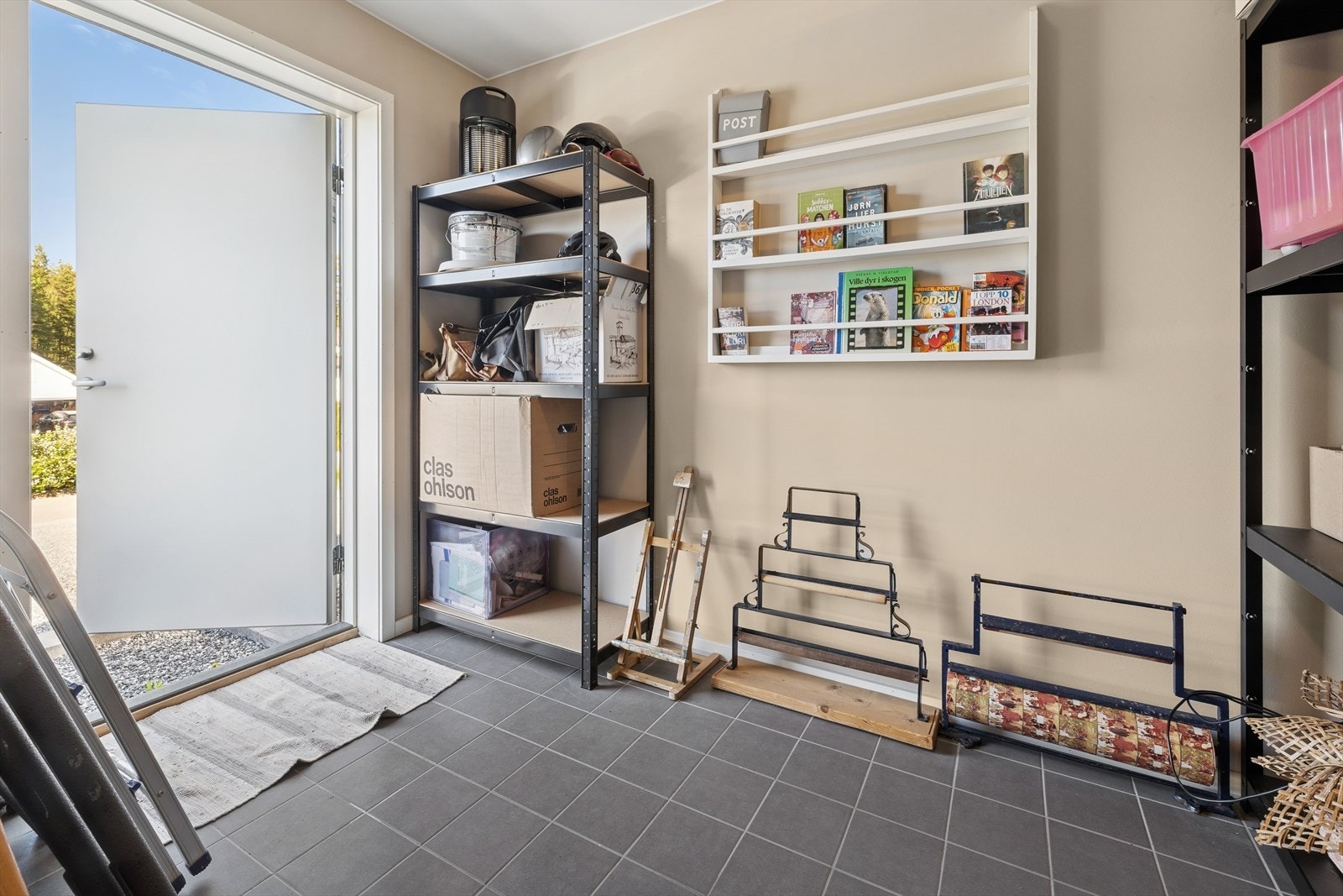 Eiendommen har en bod med egen inngang fra utsiden. Det er gjennomgang til resten av boligen. Galleribilde