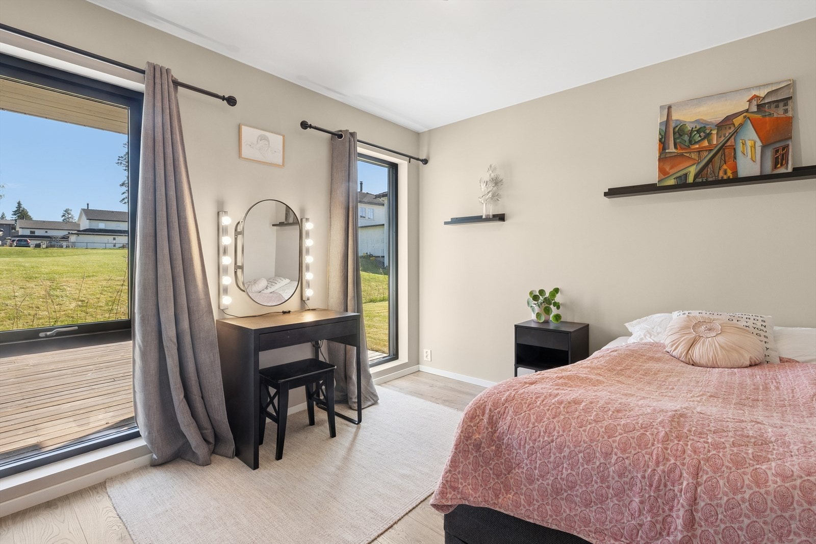 Soverom 2 i første etasje er lysmalt i nordisk stil. Rommet har god plass til dobbeltseng med tilhørende møblement. Galleribilde