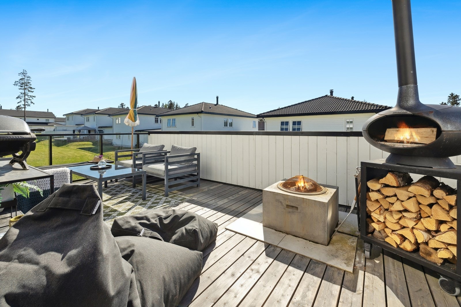 Fra kjøkkenet er det utgang til en romslig terrasse med plass til sofa- og spisegruppe. Galleribilde