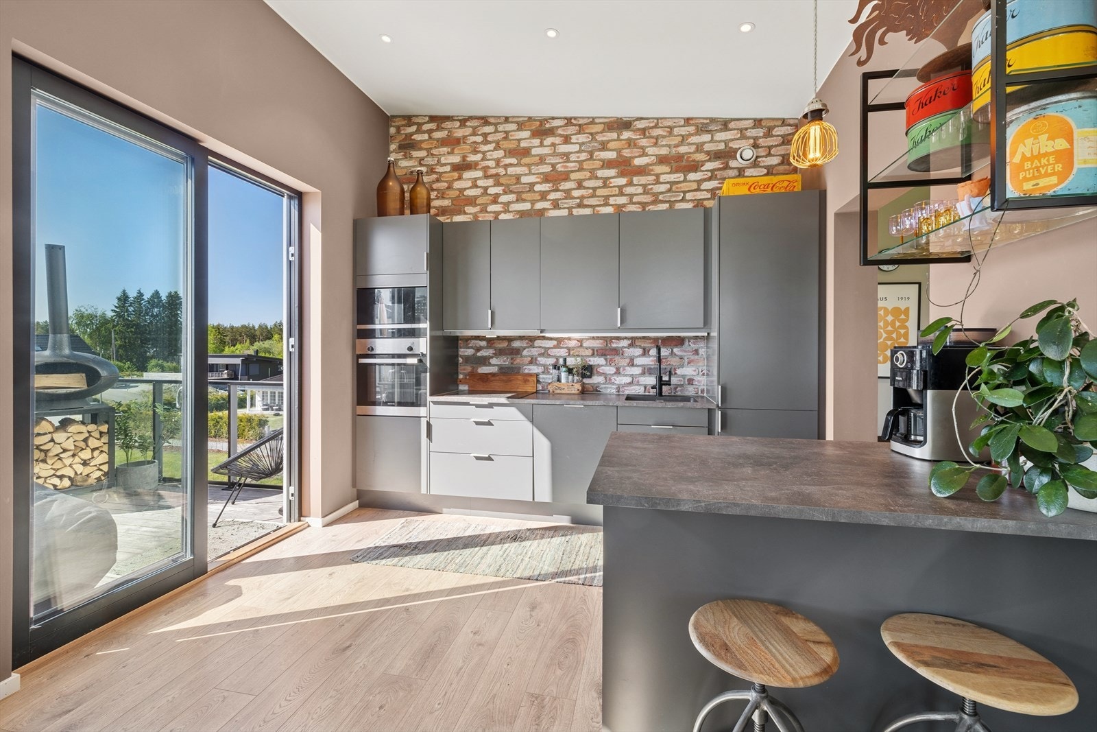 Kjøkkenet er rikelig utstyrt med skap-, skuff og benkeplass, og gir gode muligheter til å trylle frem de beste retter. Galleribilde