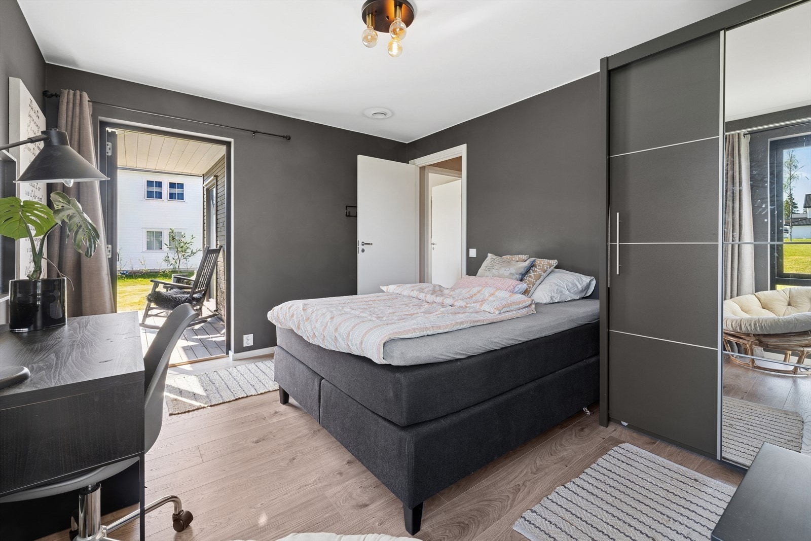 Soverom 3 i første etasje har utgang til terrasse. Veggen bak sengen og garderobeskapet vender mot badet. Galleribilde
