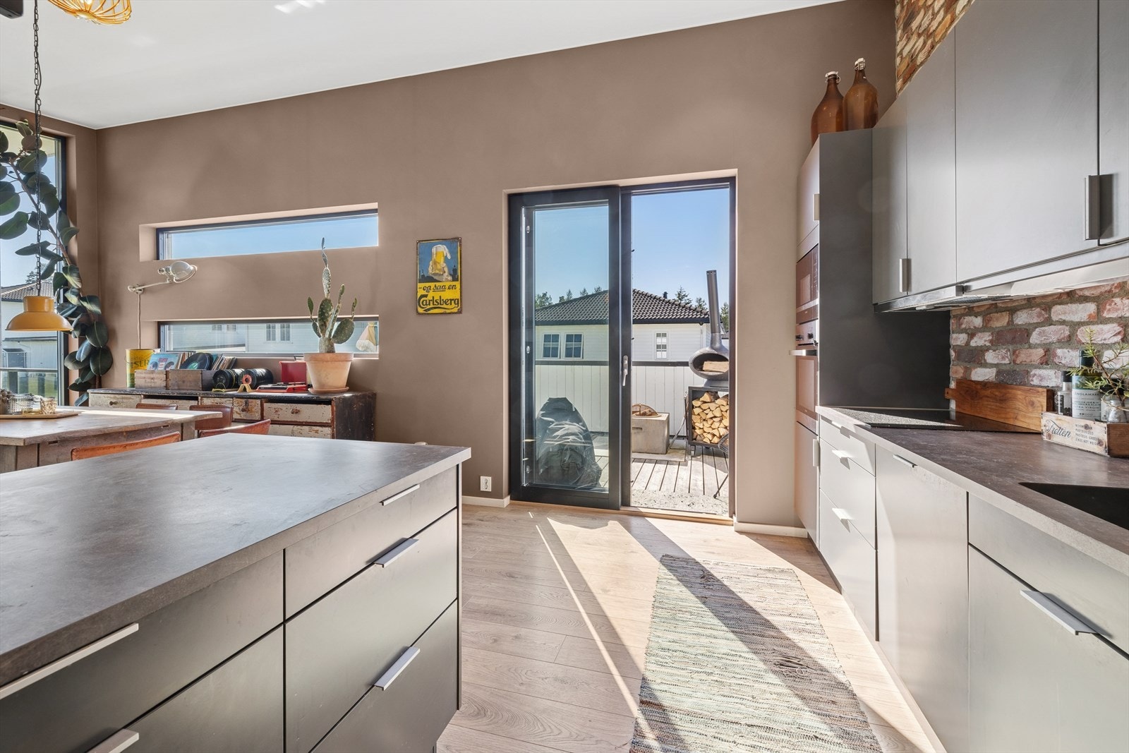 Kjøkkenet er et sentralt og hyggelig rom hvor du kan ha kontakt med gjestene, samtidig som du gjør klar et godt måltid. På sommerstid er det fint med en terrasse i tilknytning til kjøkkenet. Galleribilde