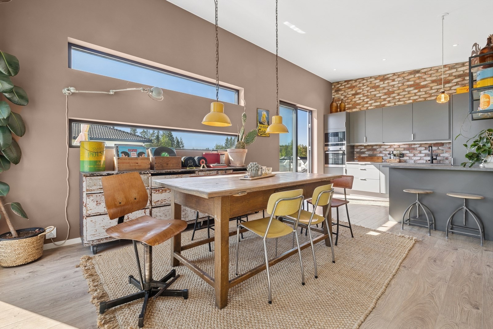 Den åpne og luftige løsningen skaper mer plass mellom stue og kjøkken. Galleribilde