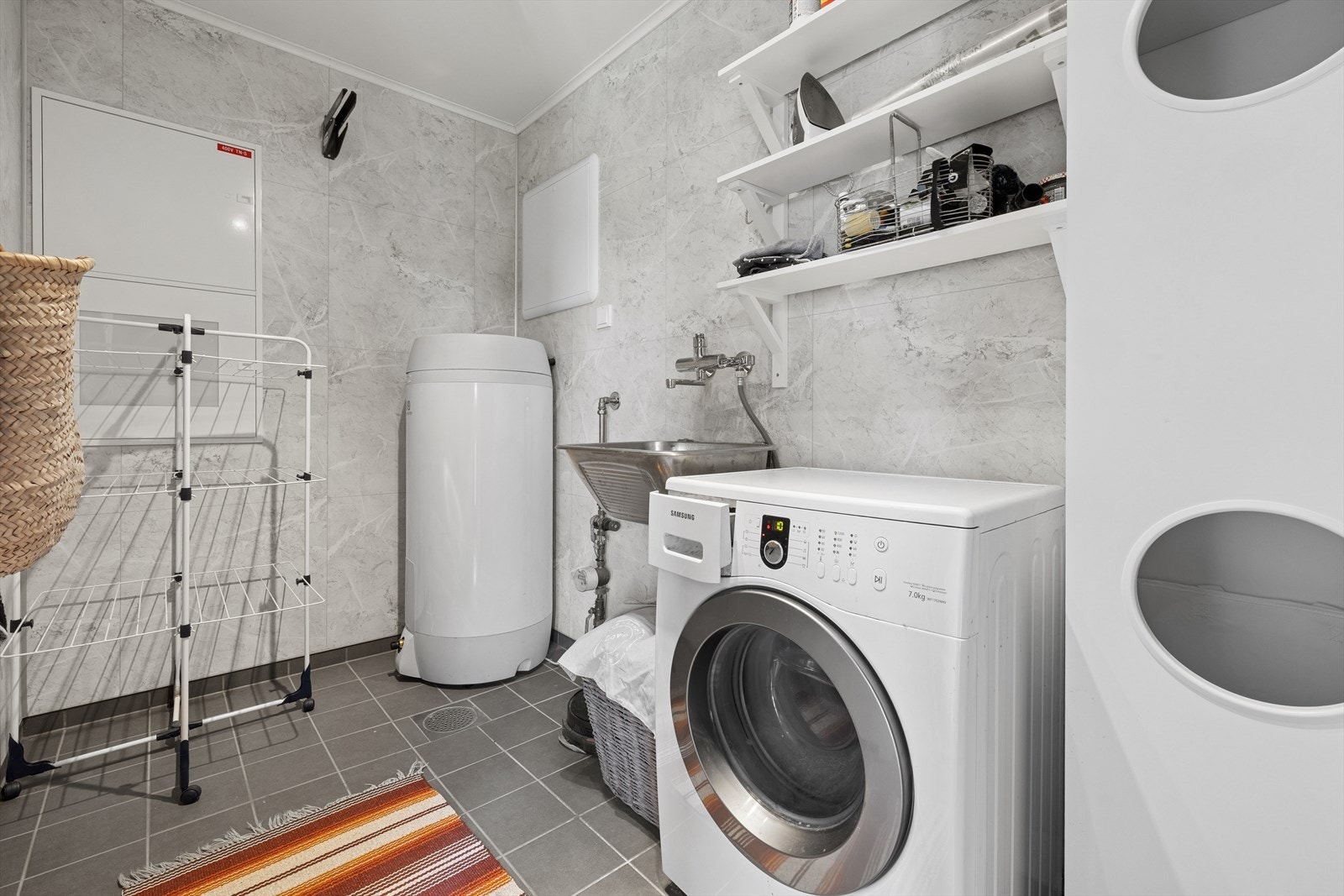 Vaskerommet ligger i tilknytning til entréen, noe som er praktisk for en barnefamilie. Rommet har opplegg for vaskemaskin og tørketrommel. Galleribilde