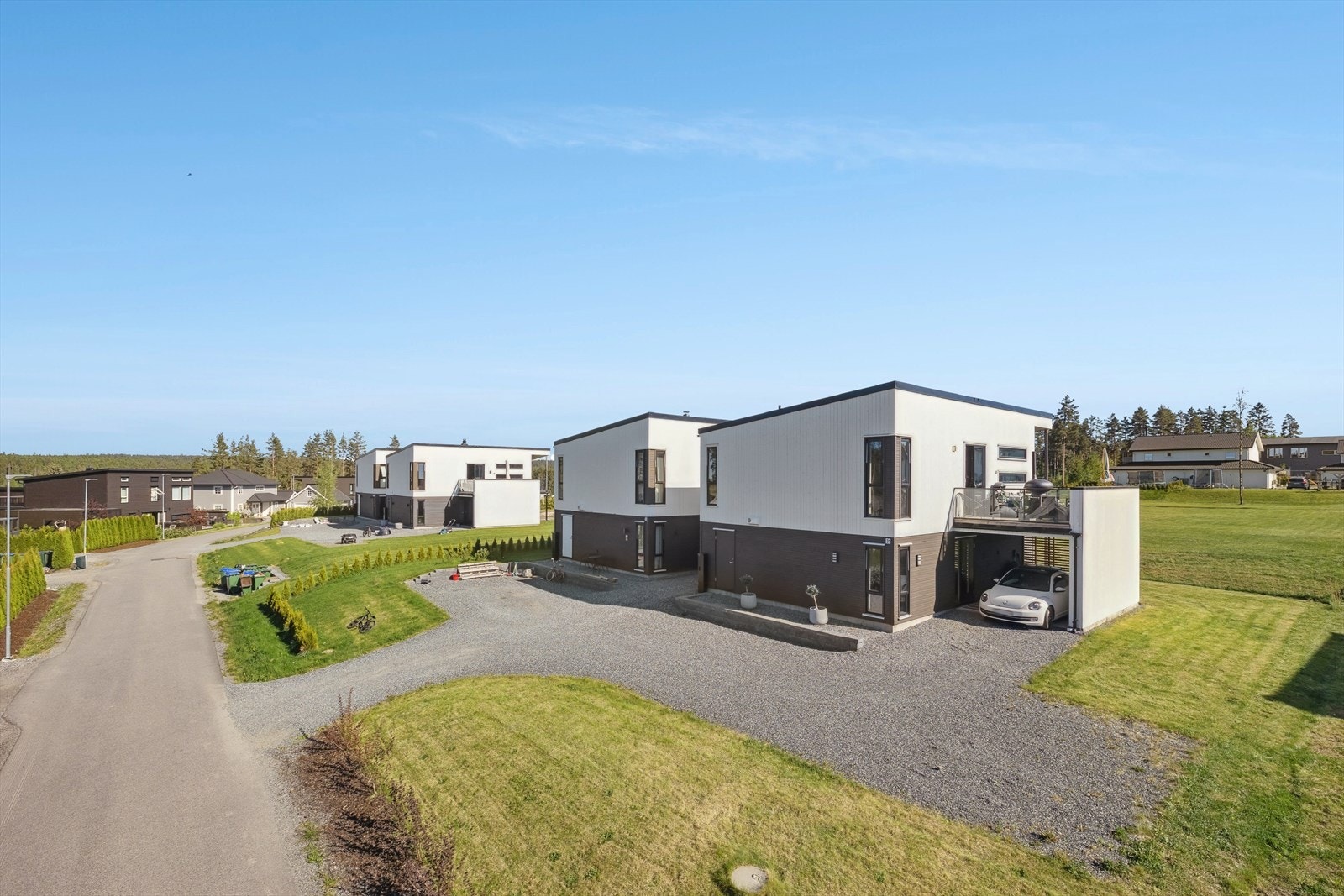 Innholdsrik kjede enebolig i funkisstil på Fjellfoten i Nes kommune. Galleribilde