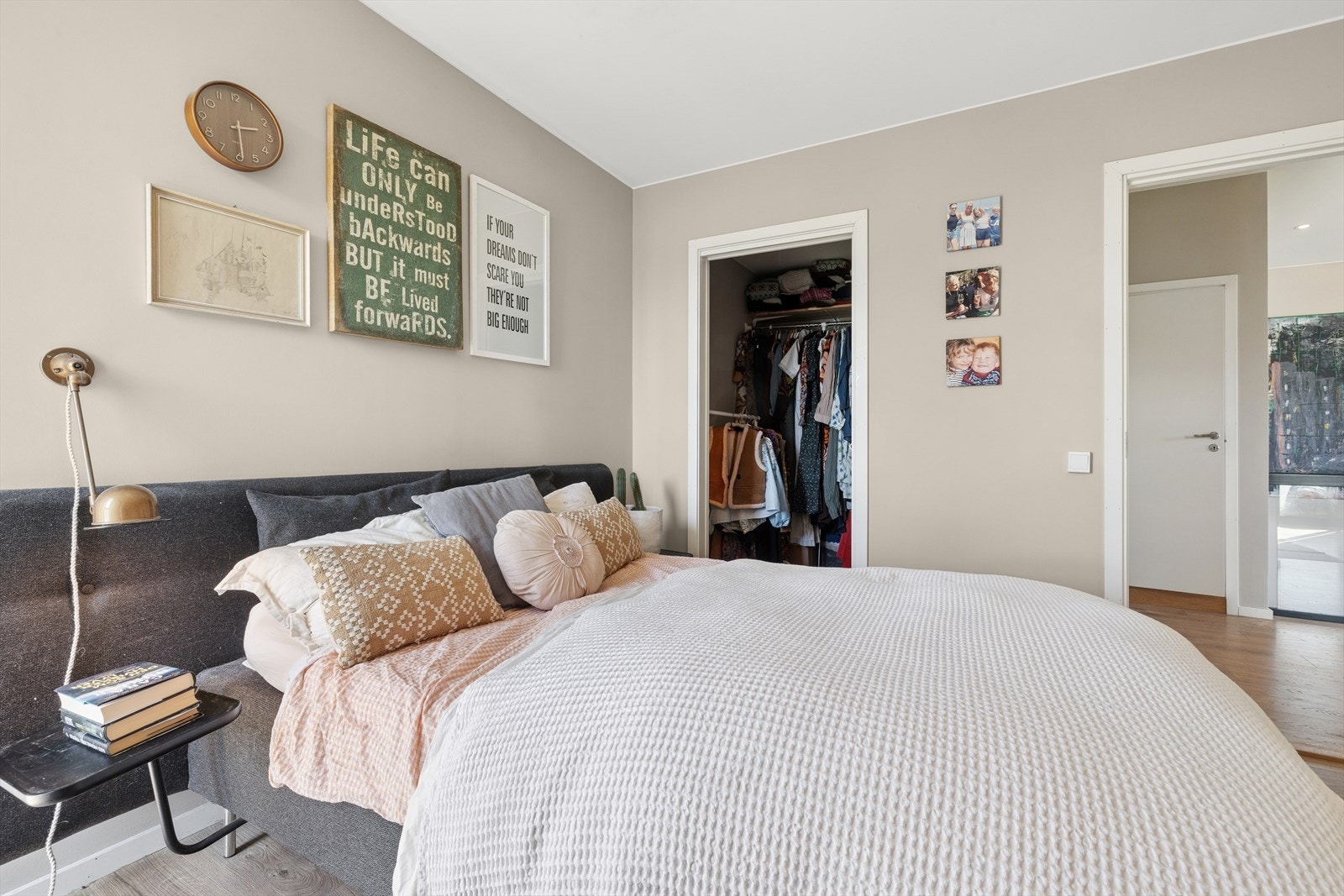 Fra hovedsoverommet er det tilgang til en walk-in-closet. Galleribilde