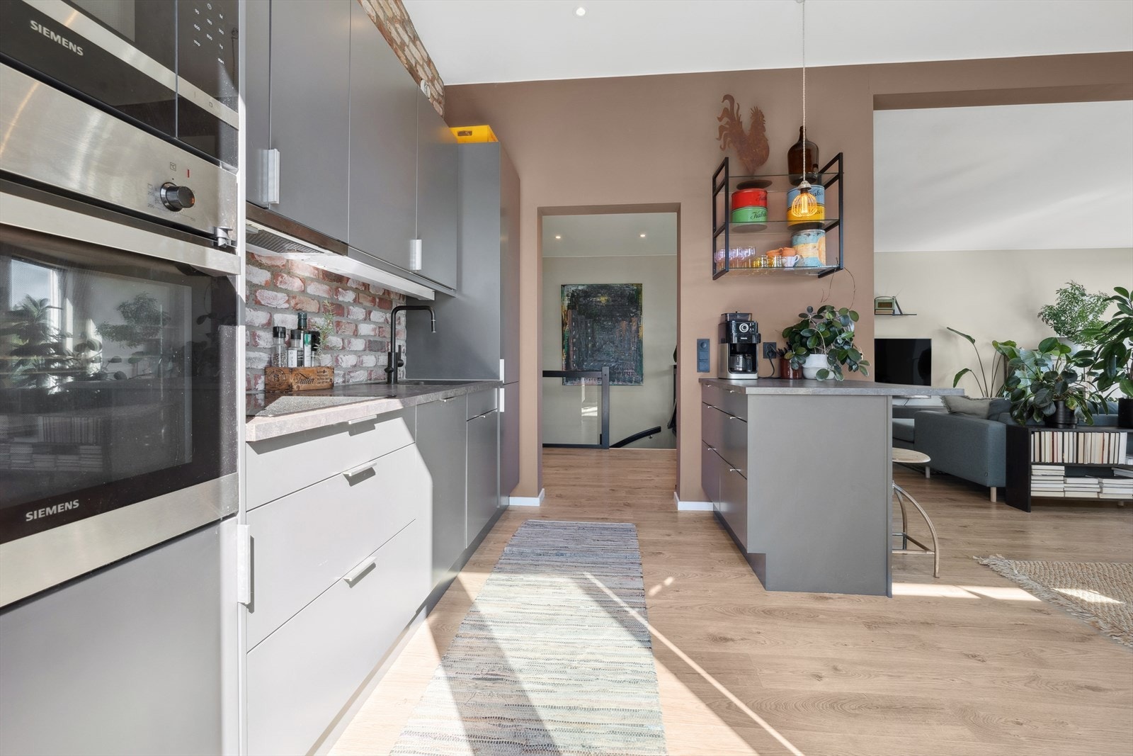 Kjøkkenet har en øy som fungerer som spiseplass og til ekstra oppbevaring. Galleribilde