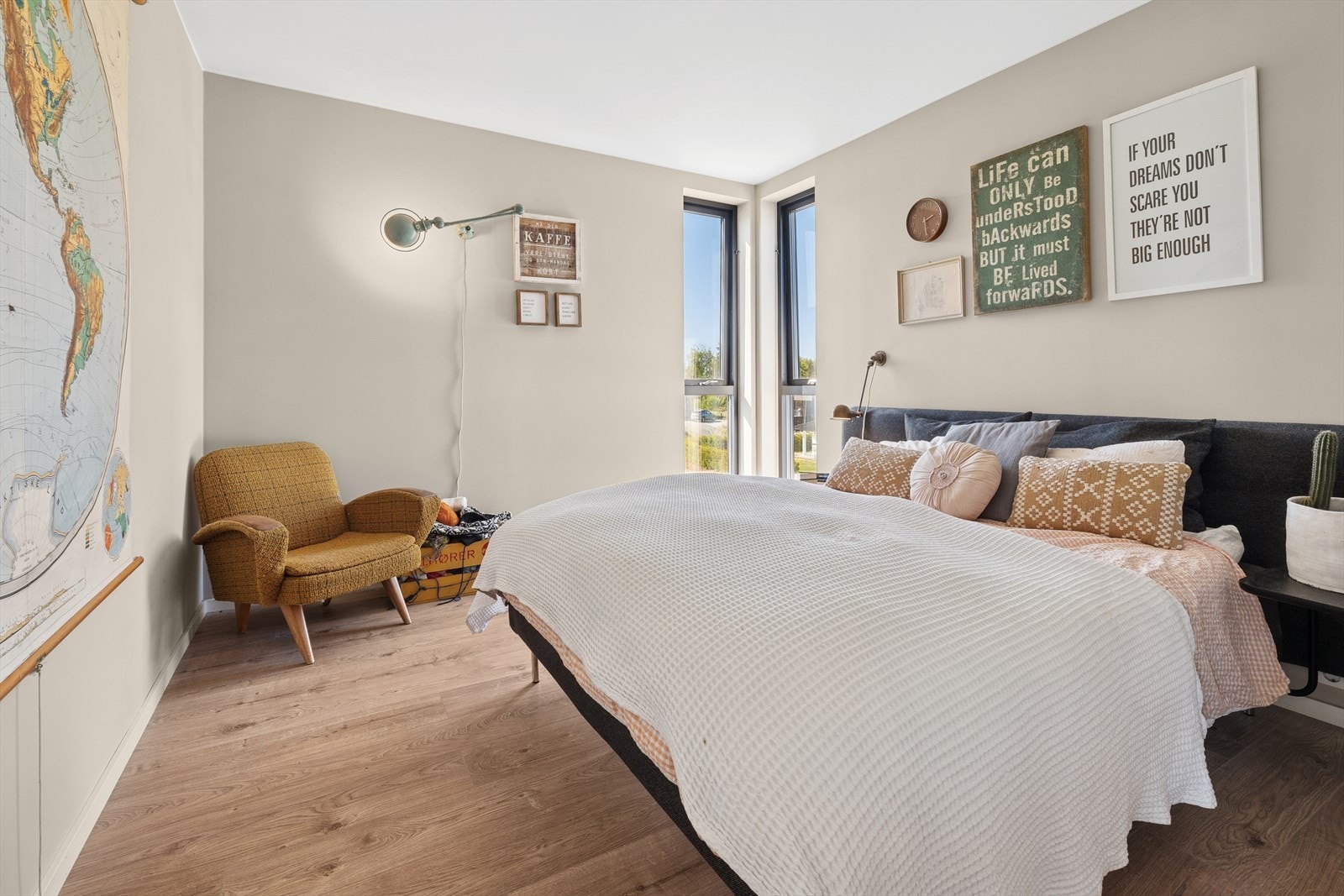 Hovedsoverommet er romslig og har rikelig med plass for dobbeltseng, nattbord, etc. Galleribilde