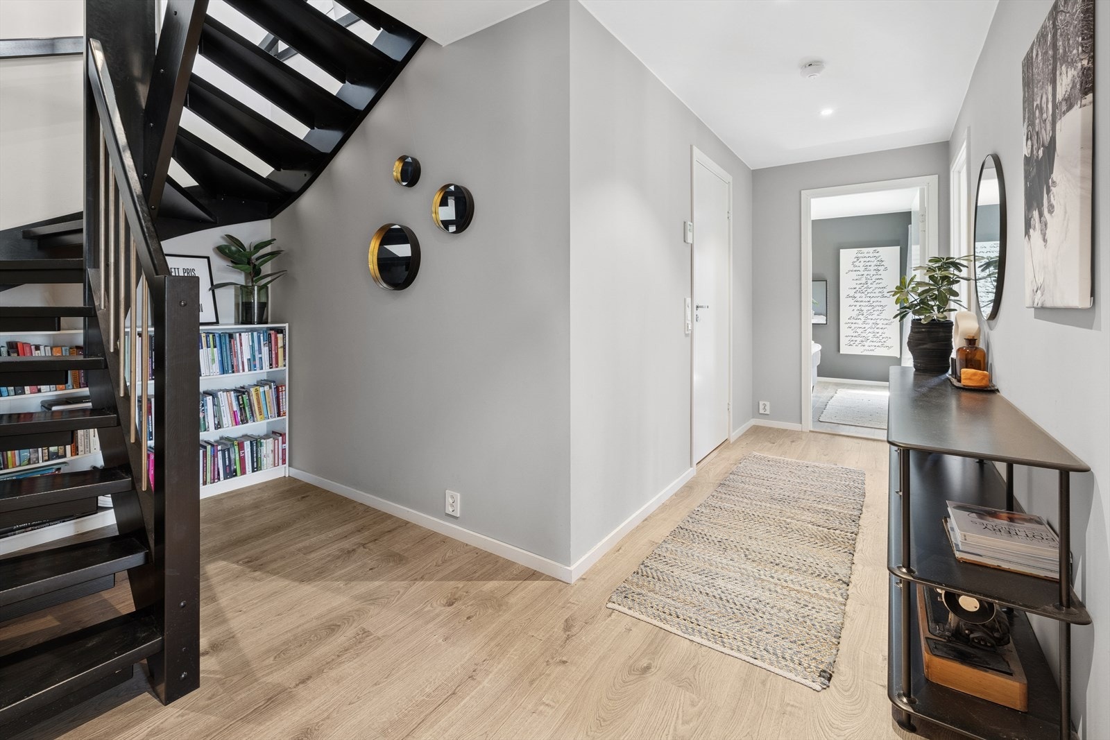 Gangen som fører deg videre til badet i første etasje og to soverom. Galleribilde