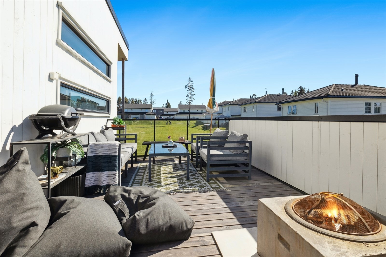 Terrassen er en naturlig forlengelse av stuen på sommerstid. Galleribilde