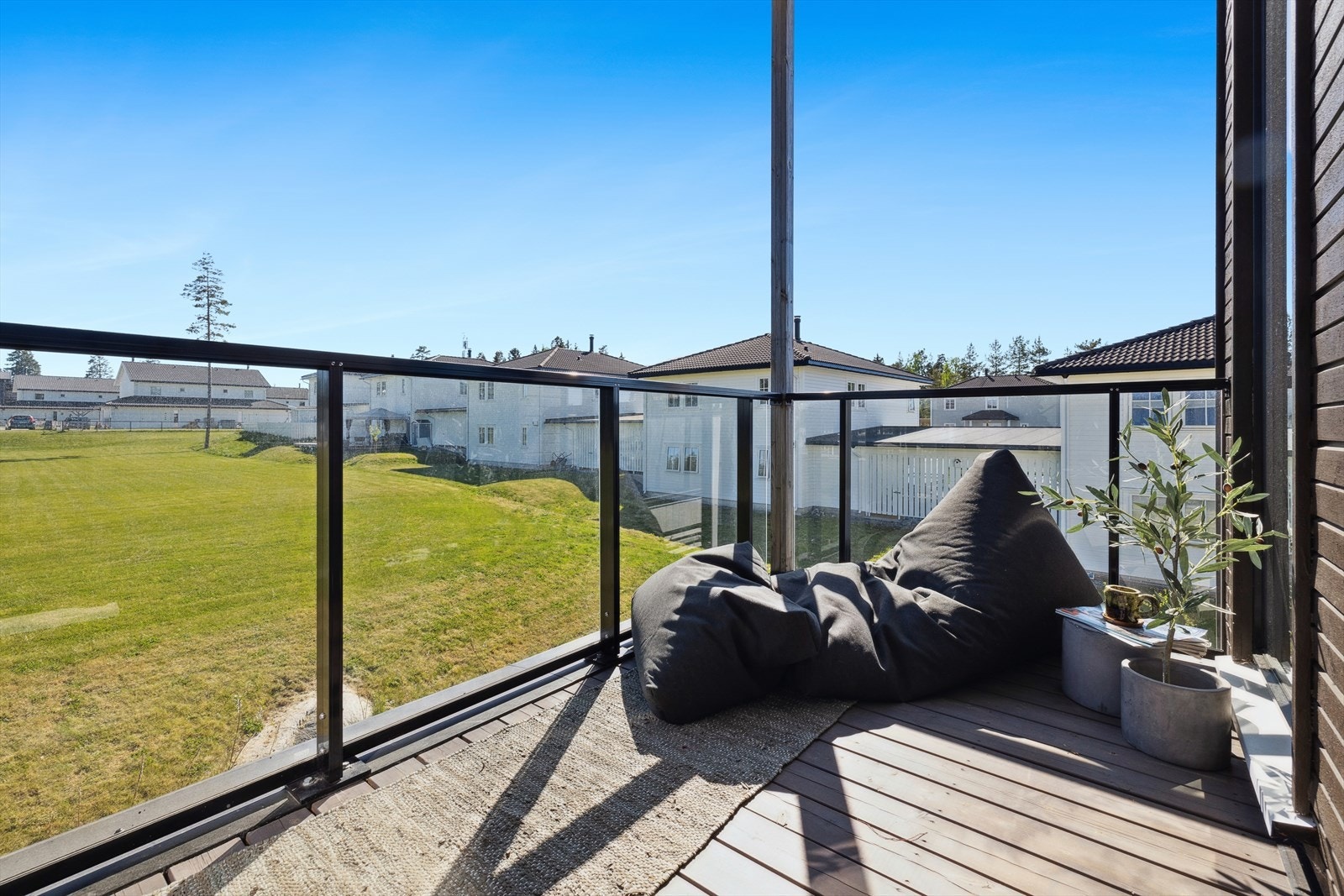Fra stuen er det utgang til en balkong. Galleribilde