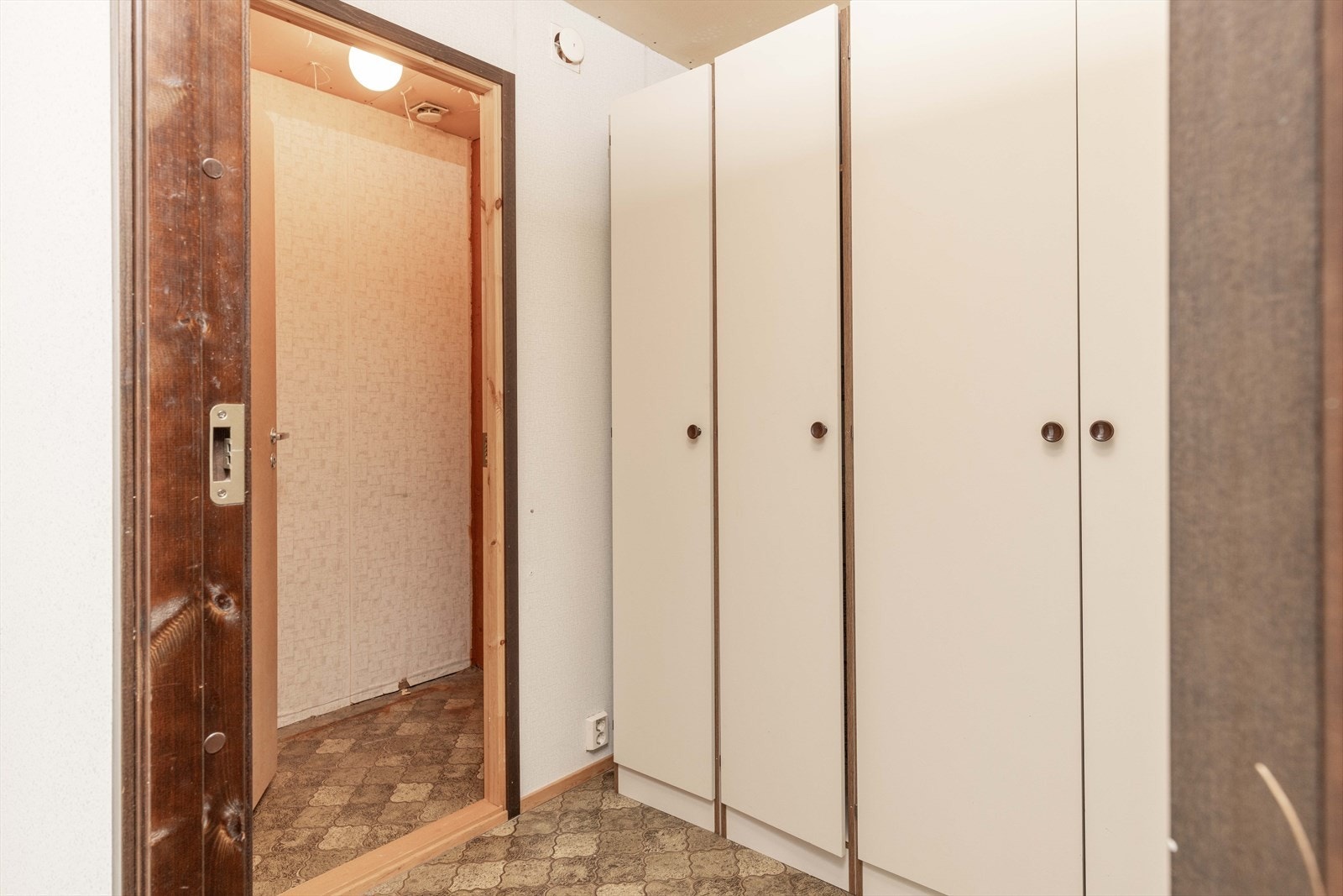 Innvendige boder vegg i vegg med vaskerommet. Galleribilde