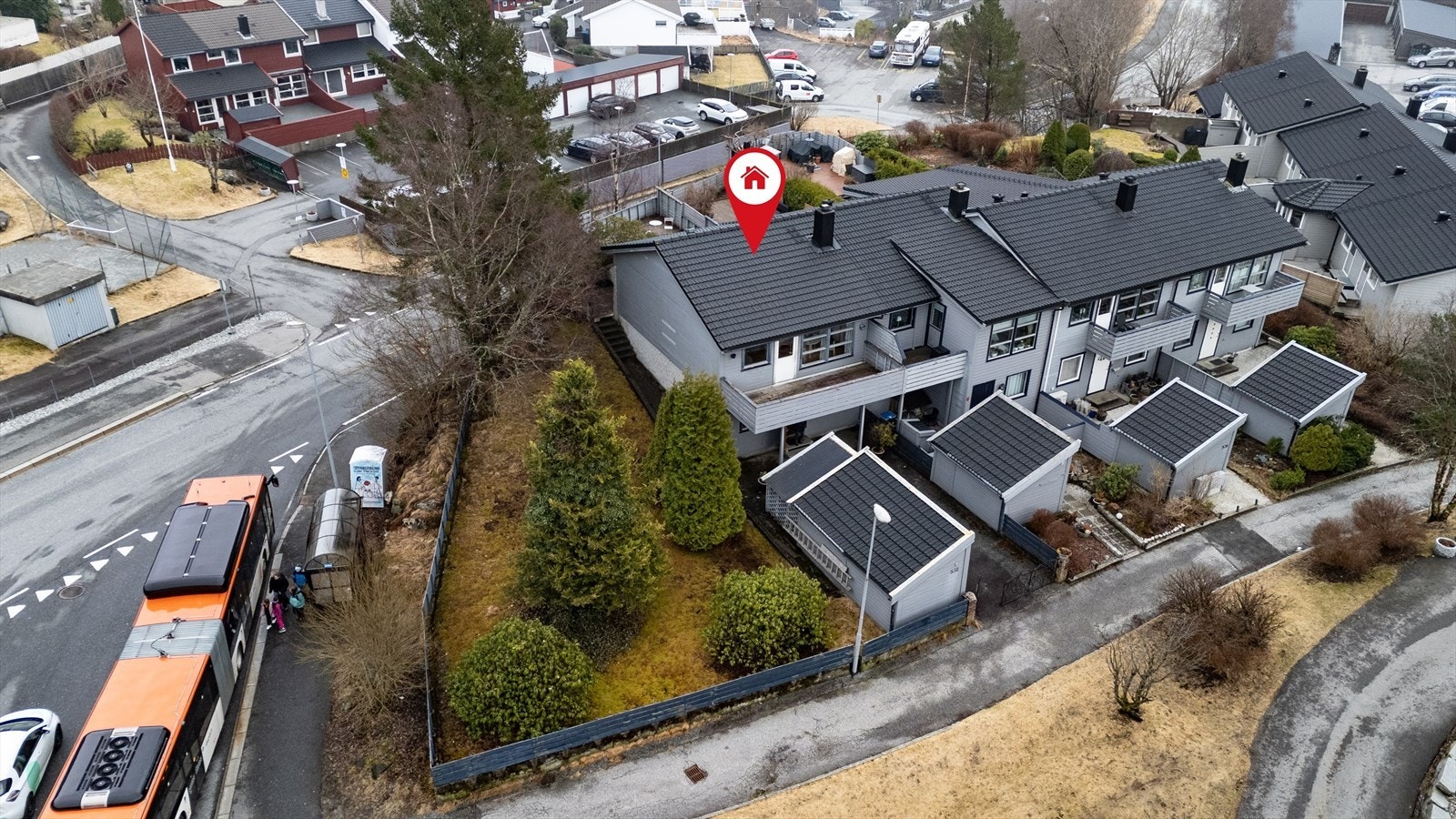 Dette er et flott og innholdsrikt enderekkehus, i et trygt og etablert nabolag på Flaktveit. Galleribilde