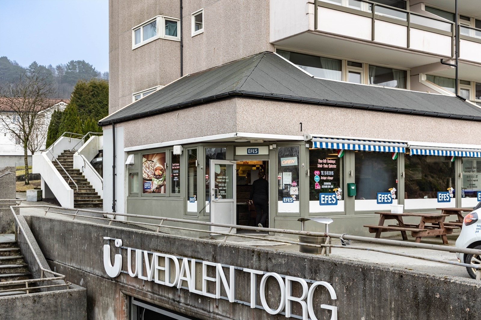 Kun ca. 10 minutters gange unna boligen finner du Ulvedalen Torg med blant annet dagligvarebutikk, legekontor, frisører samt hud- og fotklinikk. Her ligger også den populære pizzarestauranten Efes. Galleribilde