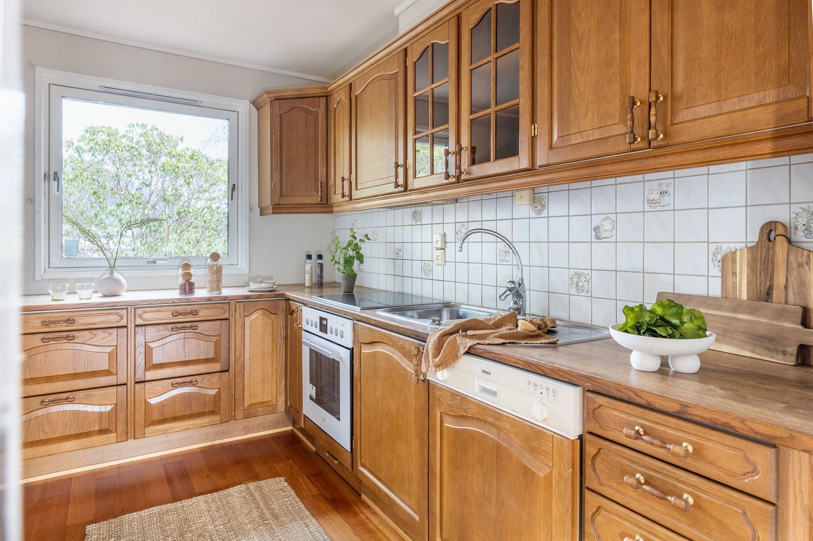 Det er frittstående kjøl/fryseskap, og integrert oppvaskmaskin, platetopp og stekeovn. Avtrekk via mekanisk avtrekksanlegg i boenheten. Galleribilde