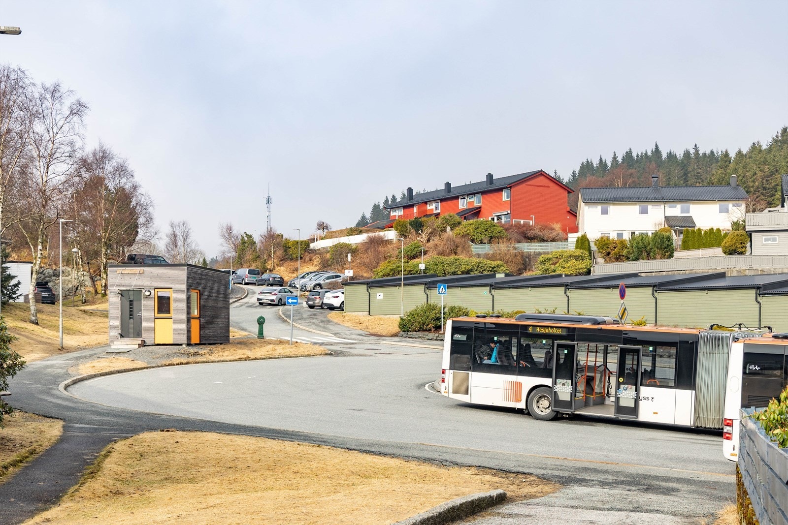 Det er gode bussforbindelser og kort vei til både butikker og kjøpesentre, som alt i alt gir deg en enklere hverdag. Flaktveit snuplass ligger like ved boligen. Galleribilde
