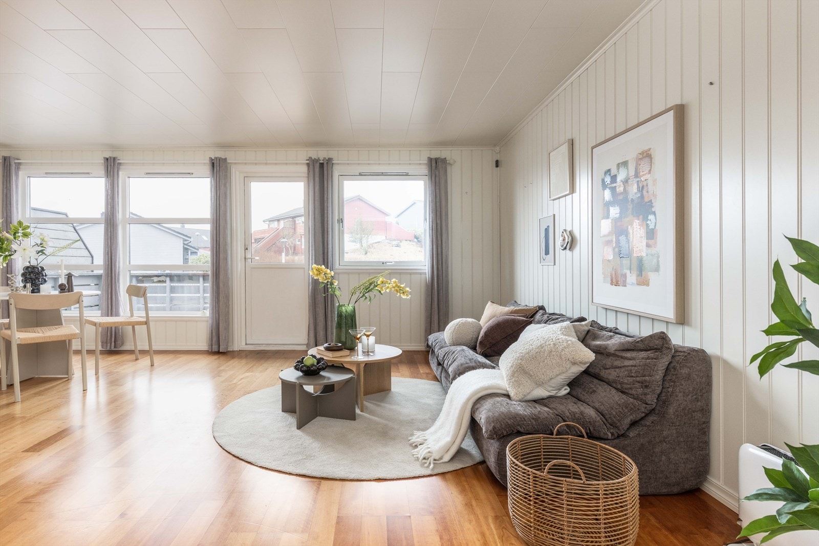 Boligen har oppgraderingsbehov både innvendig og utvendig, noe som deg en unik mulighet til å skape ditt eget uttrykk, og tilpasse hjemmet etter egne behov. Galleribilde