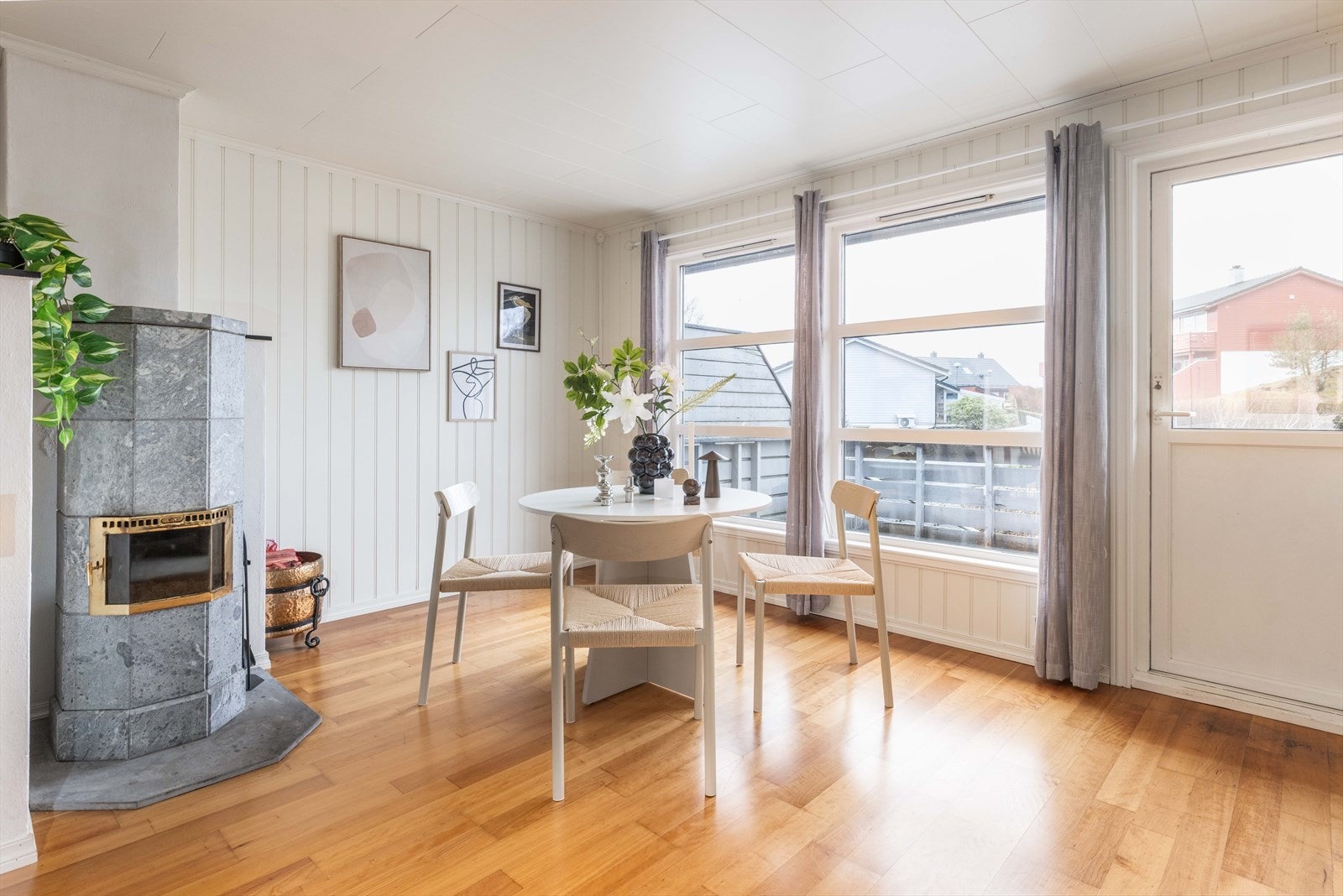 Store vindusflater slipper inn godt med naturlig lys og skaper en trivelig atmosfære. Fra stuen er det tilkomst til vestvendt terrasse på 16m². Galleribilde