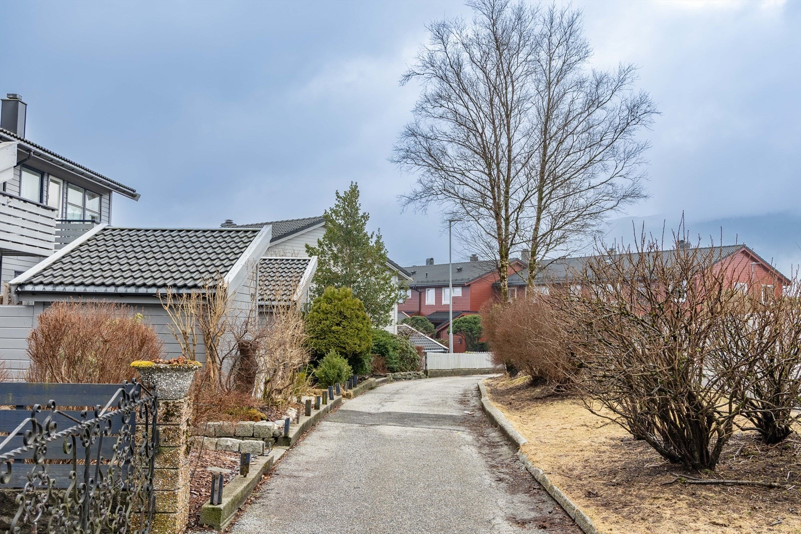 Dette er det perfekte stedet for deg som verdsetter barnevennlige omgivelser og et trivelig nabolag. Et hjem som kombinerer komfort, trygghet og trivsel i hverdagen. Galleribilde