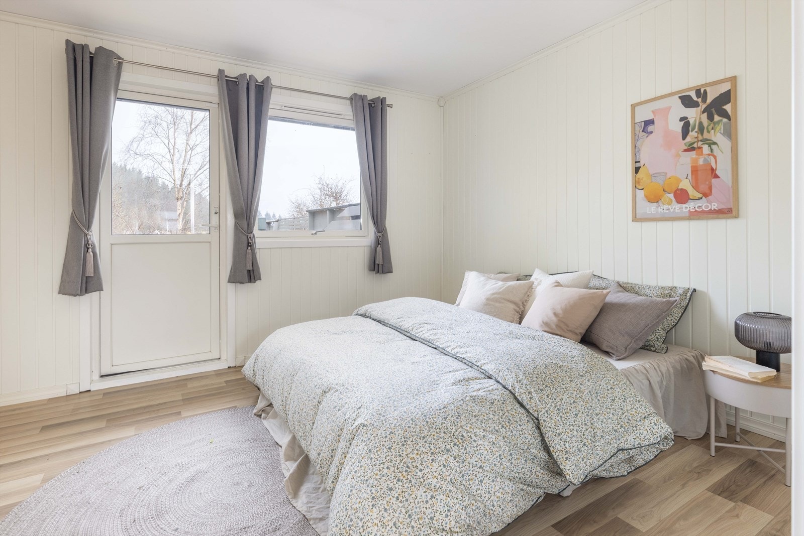 Hovedsoverommet er romslig, med god plass til stor seng, nattbord og øvrig møblering. Rommet fremstår lyst og trivelig, med god atmosfære. Galleribilde