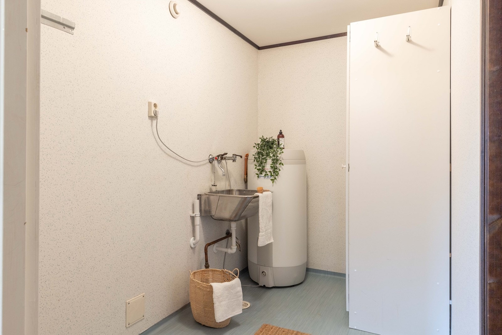 Vaskerommet har har opplegg for vaskemaskin, utslagsvask og varmtvannstank.Varmekabler i gulv. Galleribilde