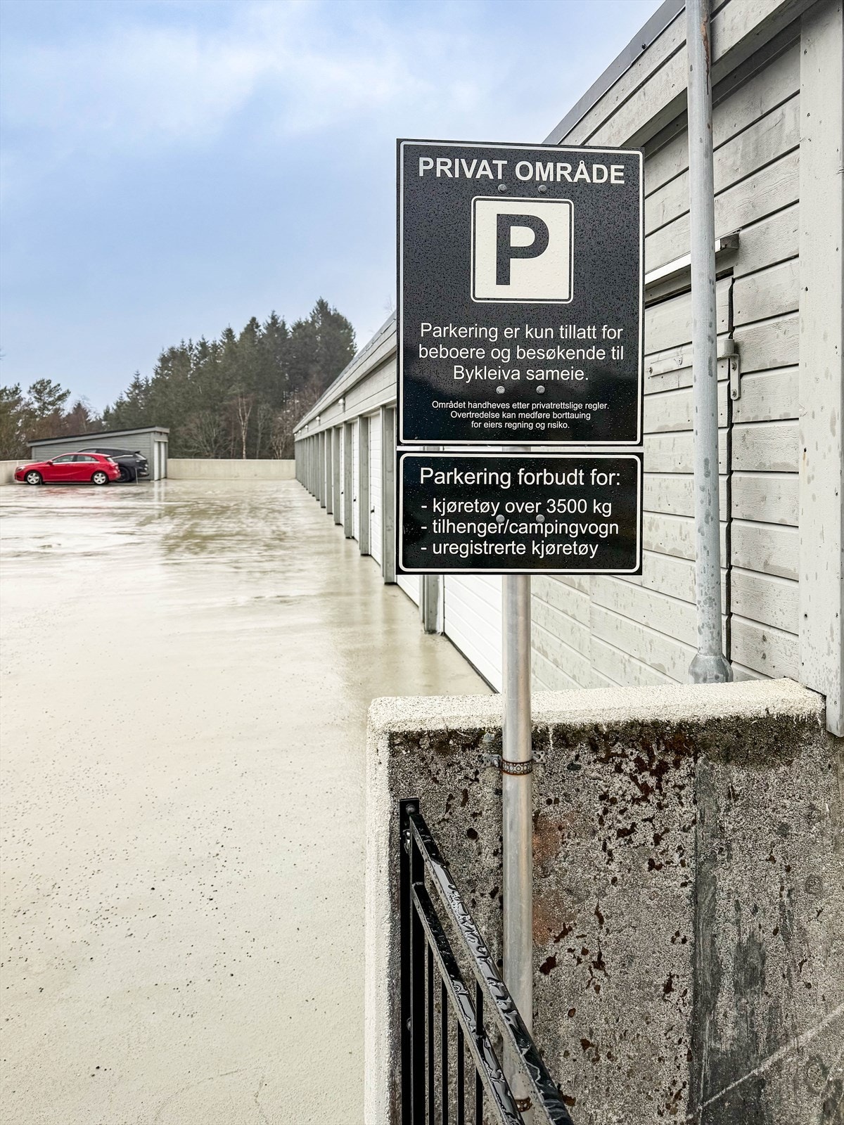 Følger fast parkeringsplass i garasje, samt gjesteparkering. Det er pliktig medlemsskap i Bykleiva Sameie (Sameiet omfatter felles parkeringsanlegg/garasjer og fellesarealer) Galleribilde
