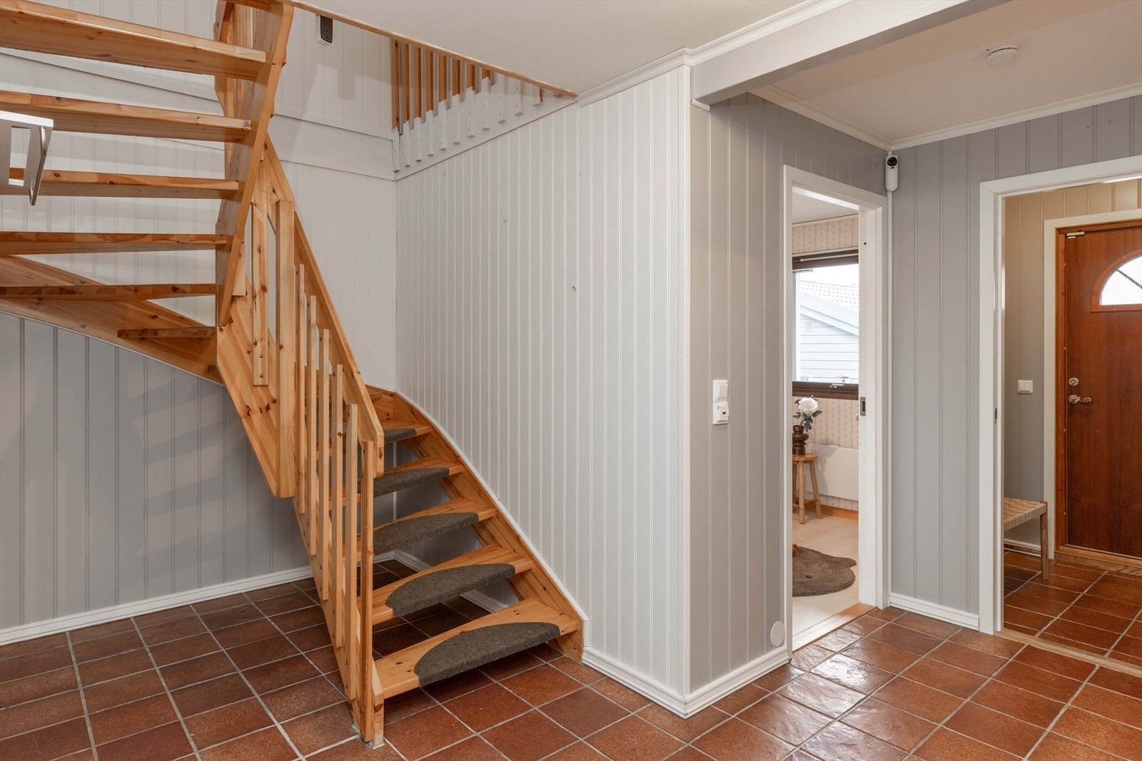 1.etasje inneholder: Gang, to soverom, bad, WC-rom, vaskerom, og to boder. Galleribilde