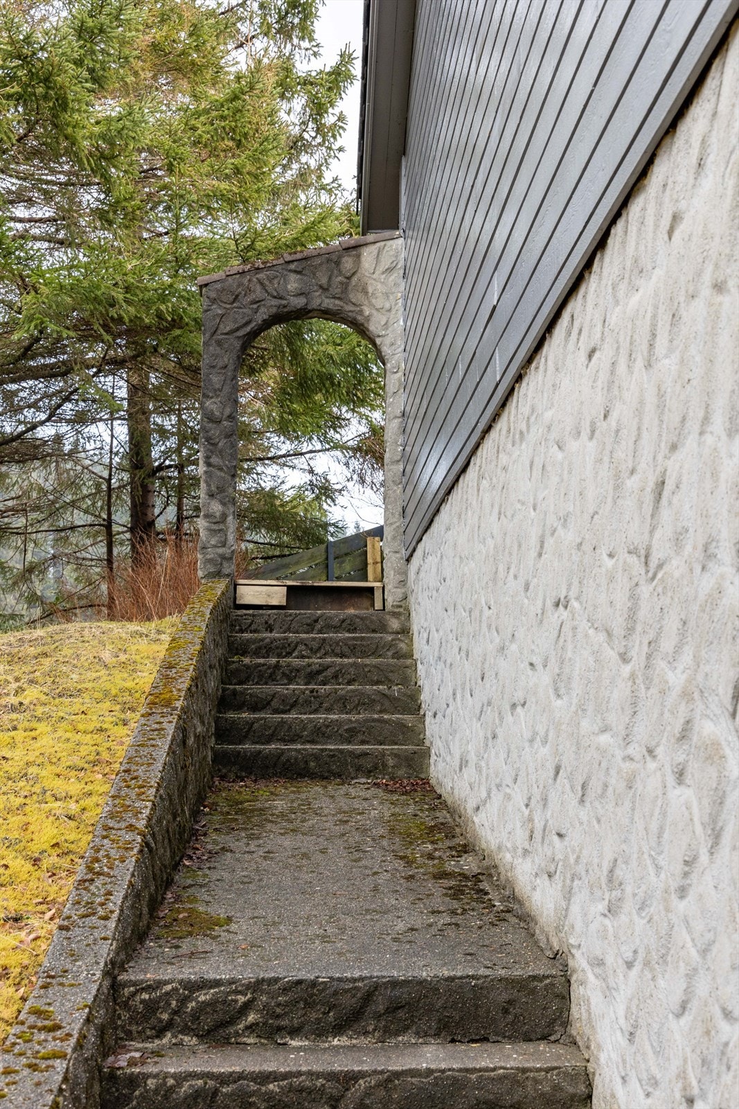 Eiendommen ligger på en stor tomt på 470 m², med gode muligheter for å skape sin egen hageoase. Galleribilde