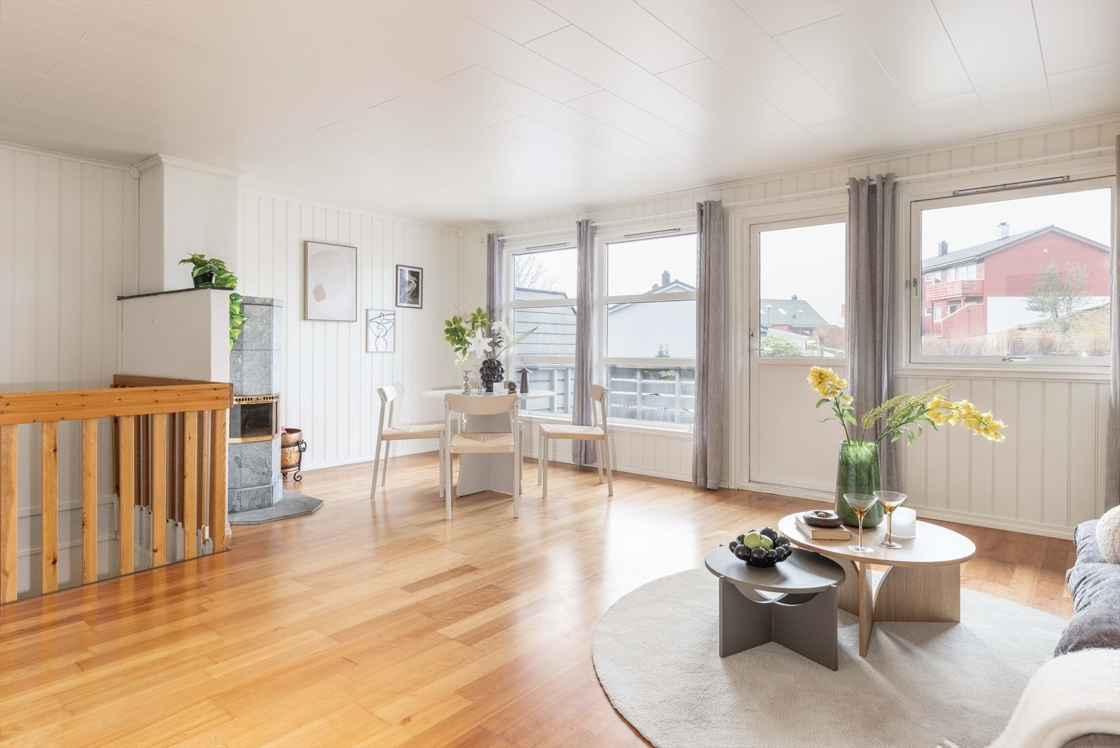 Velkommen inn! 2. etasje inneholder stue, kjøkken, ett soverom og tilkomst til kaldloft. Galleribilde