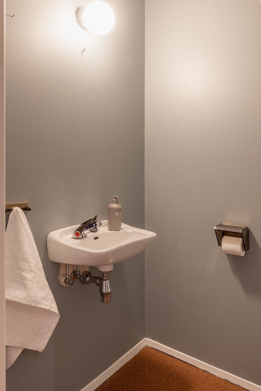 WC-rom med toalett og vask. Galleribilde