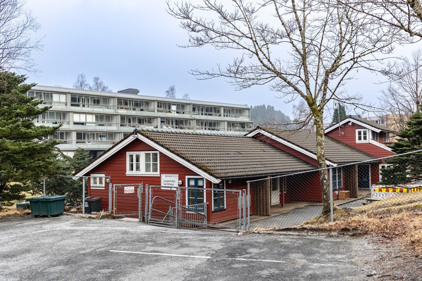 Eiendommen ligger i et attraktivt område for barnefamilier, med flere skoler og barnehager i gangavstand. Det tar ca. 12 min å gå til Flaktveit skole og barnehage, og ca. 7 min. å gå til Langerinden barnehage. Galleribilde